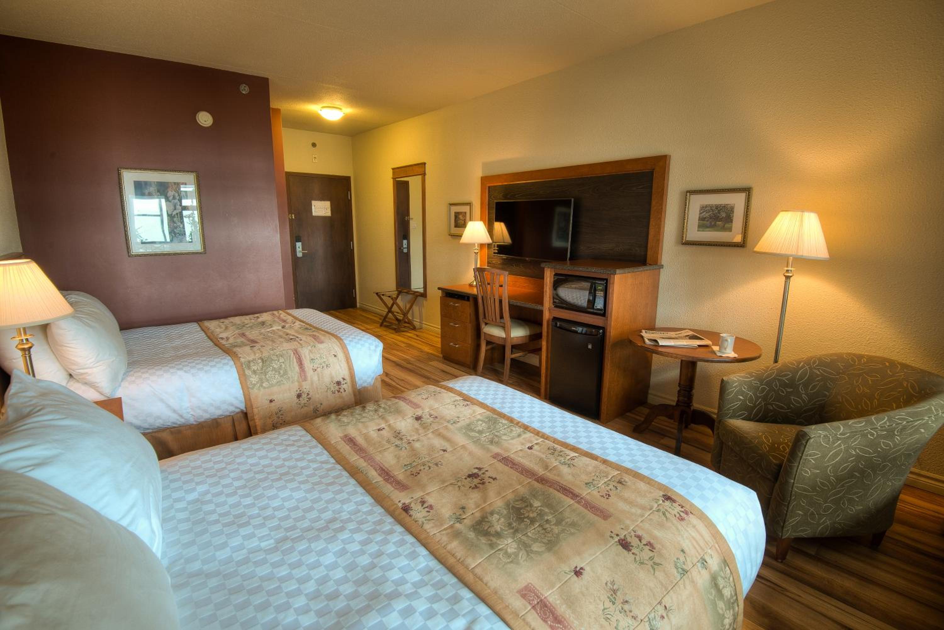 Standard Queen Room with Two Queen Beds - Photo 5