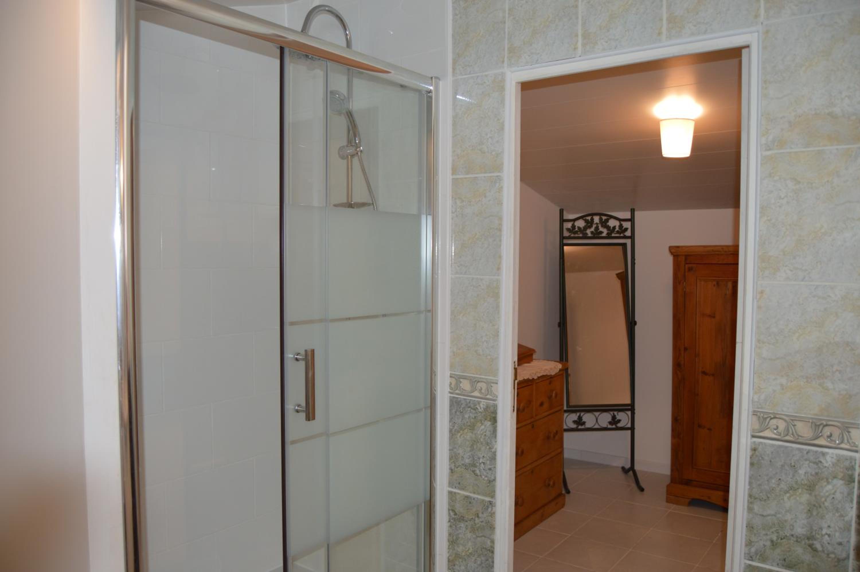 Double Room with Private Bathroom - Photo 4