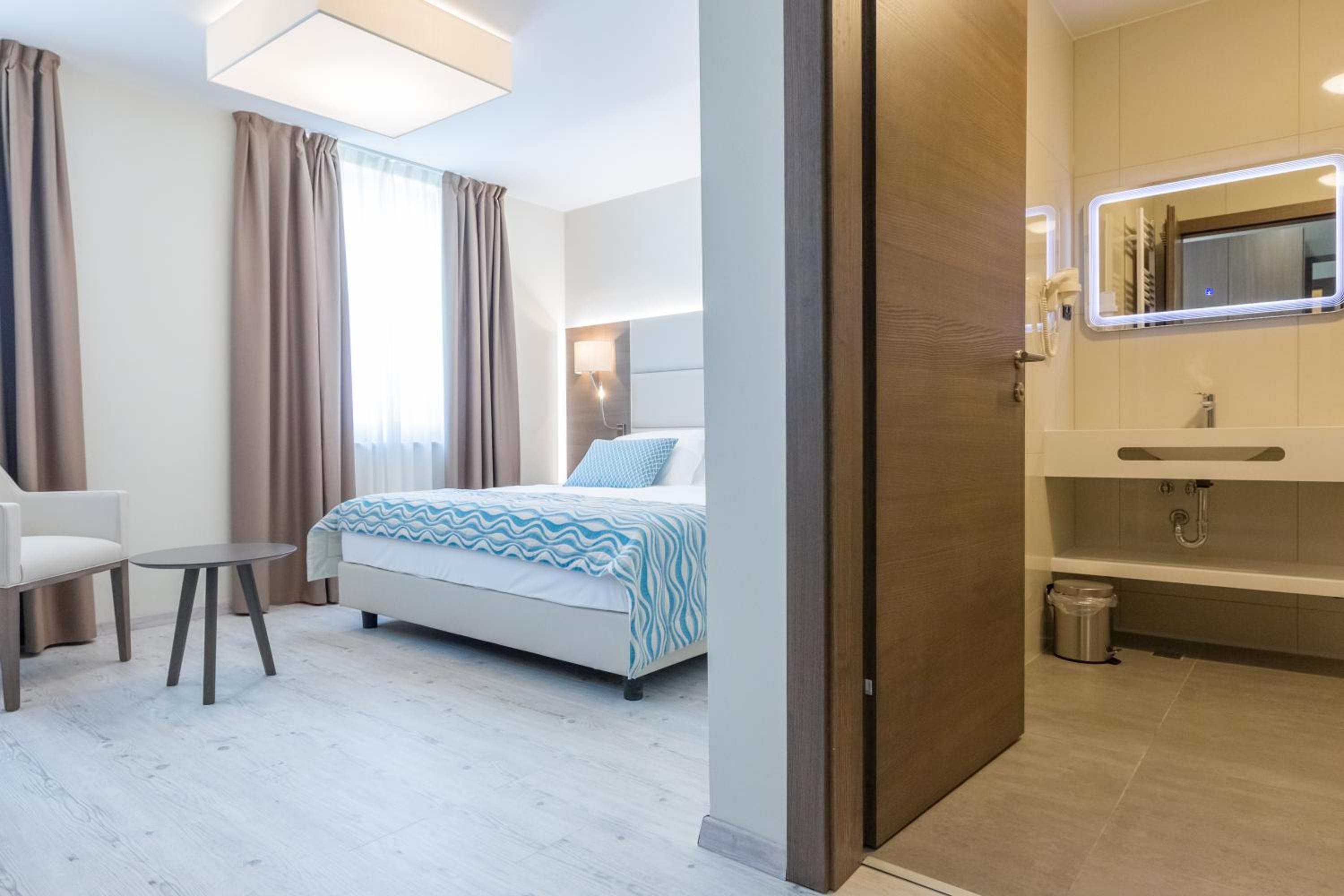 Deluxe Double Room with Sea View photo 3