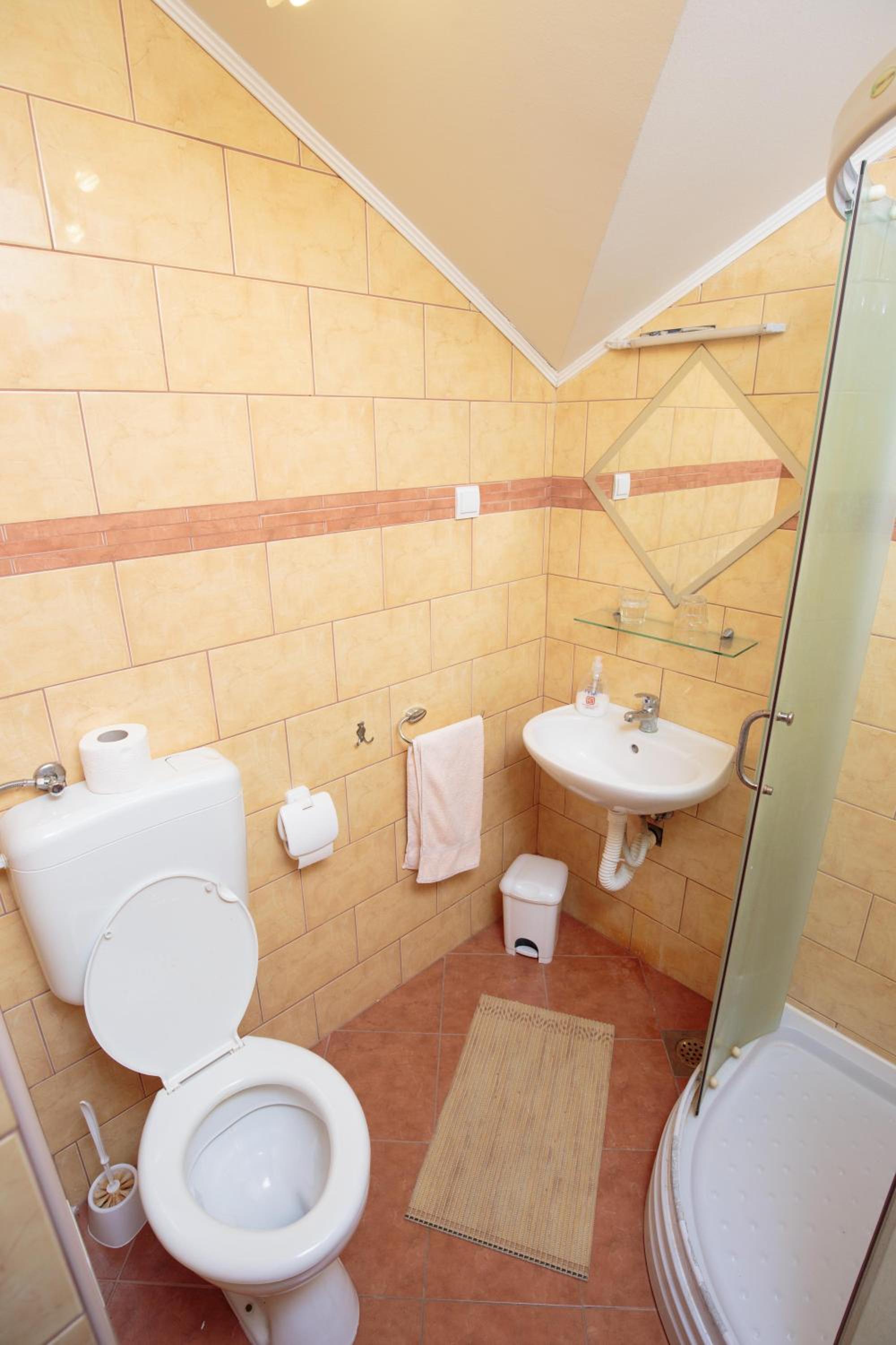 Comfort Triple Room with Shower - Photo 5