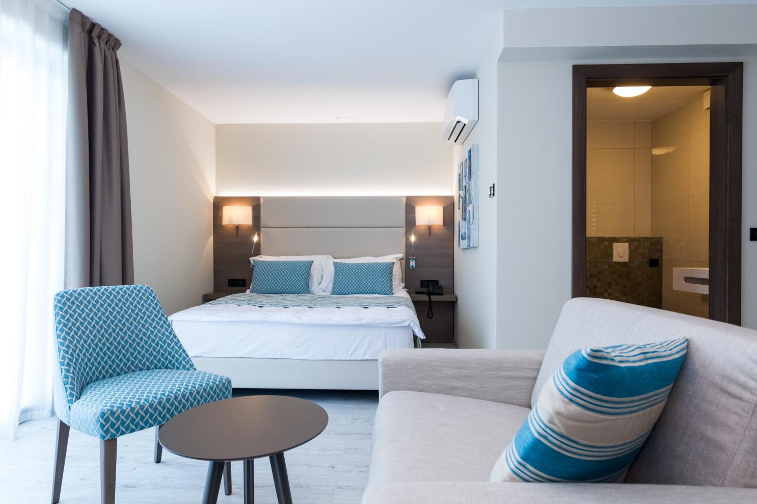 Deluxe Double Room with Balcony photo 1