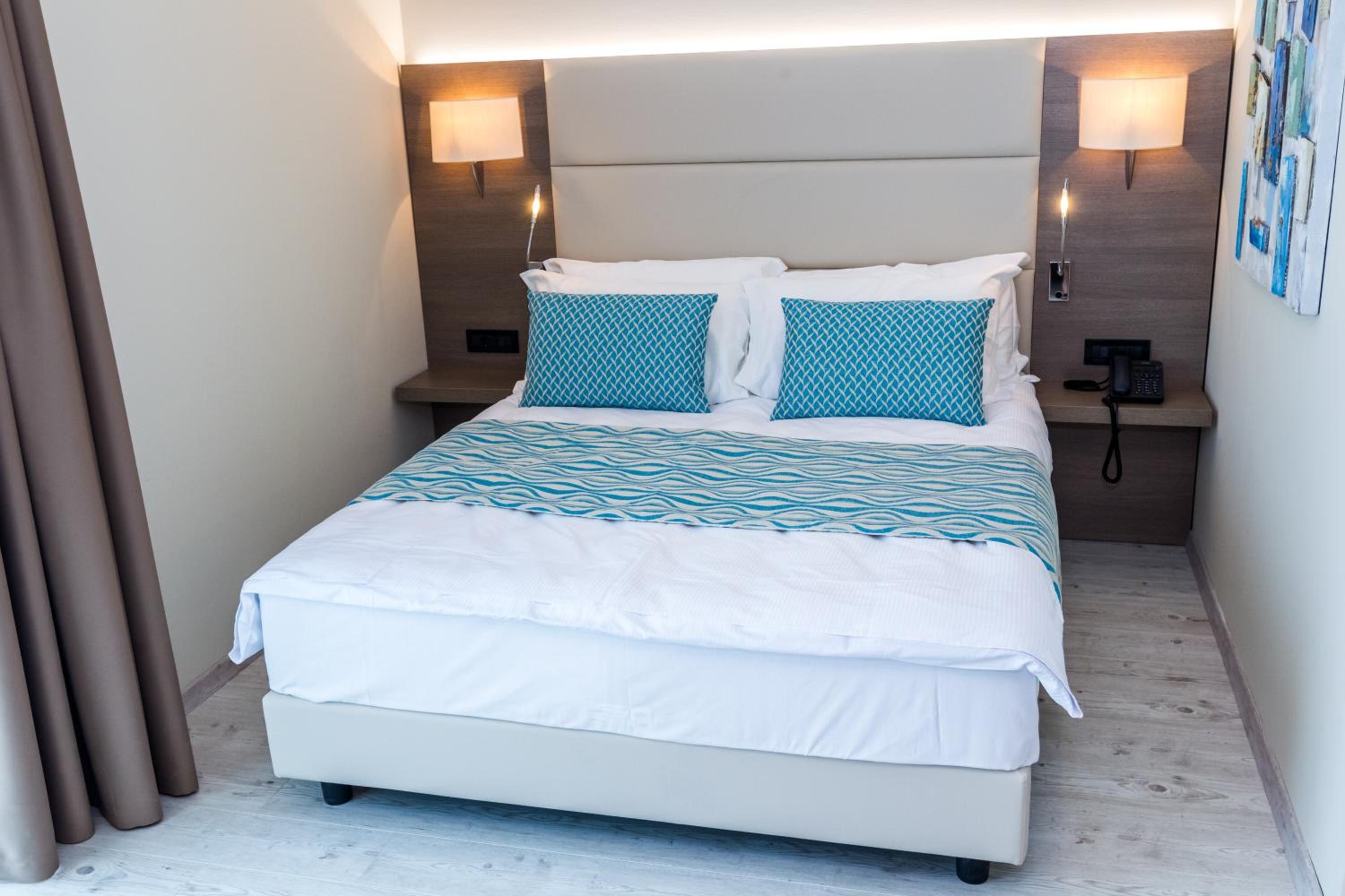 Deluxe Double Room with Balcony photo 2