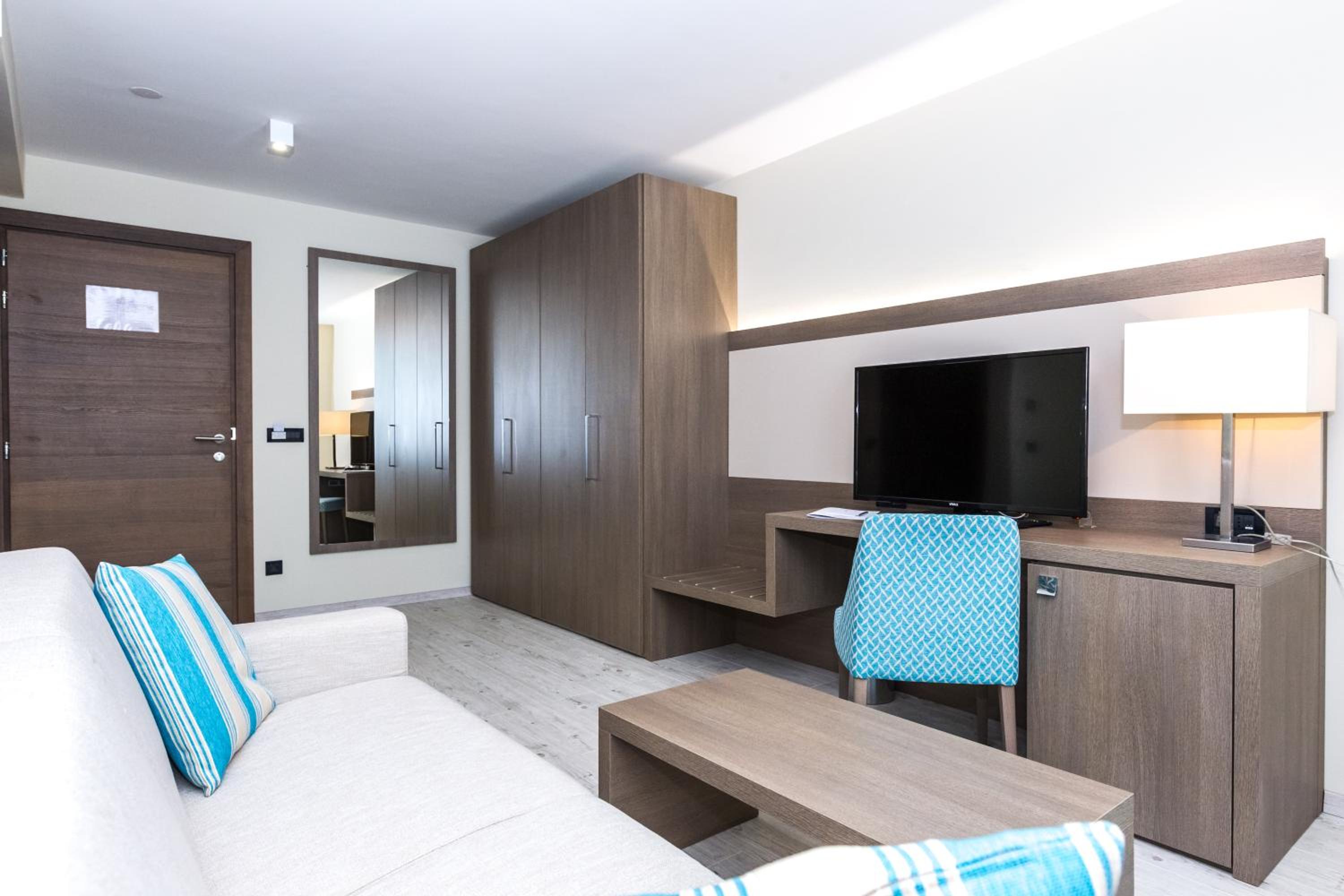 Deluxe Quadruple Room with Side Sea View photo 3