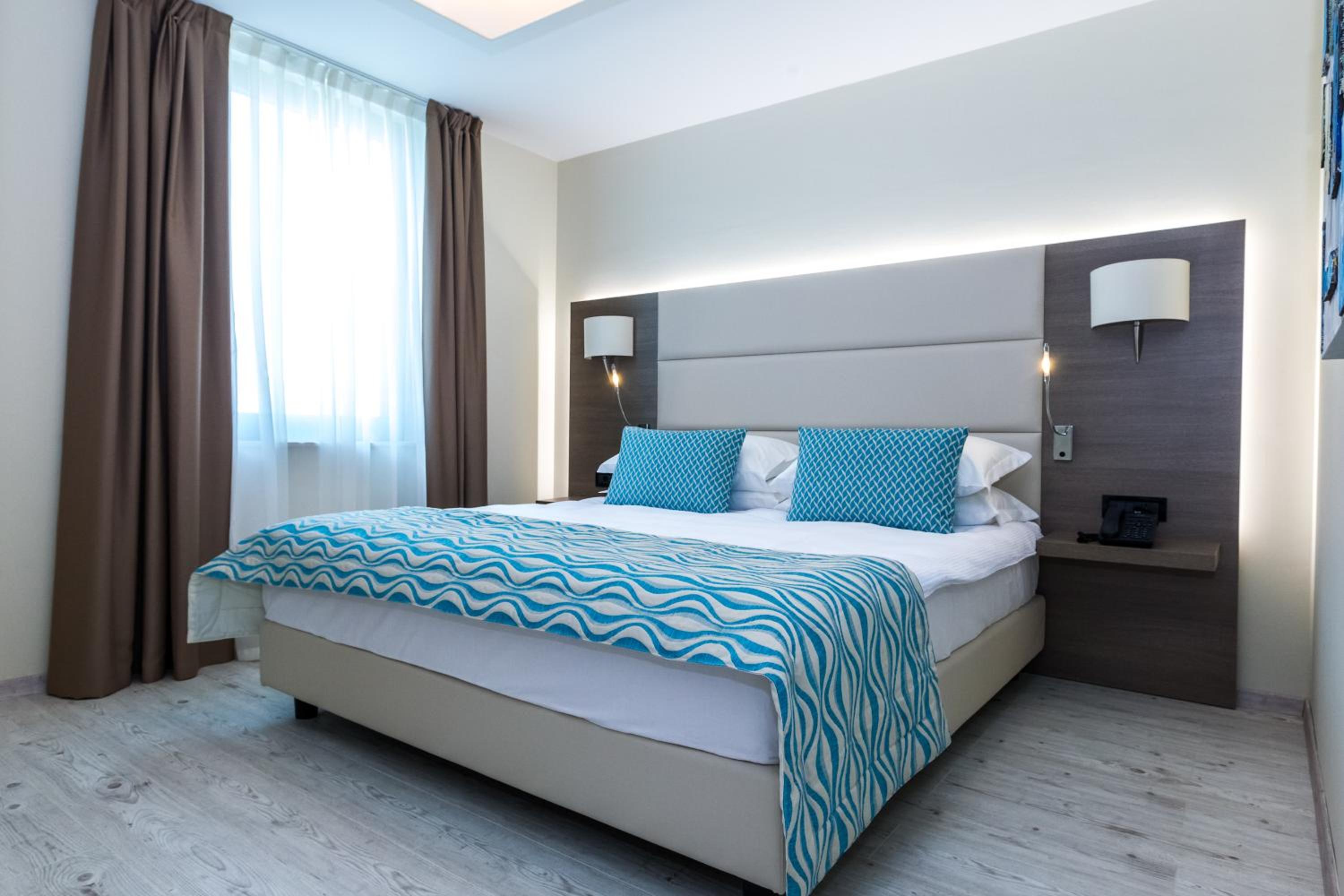 Deluxe Quadruple Room with Side Sea View photo 1