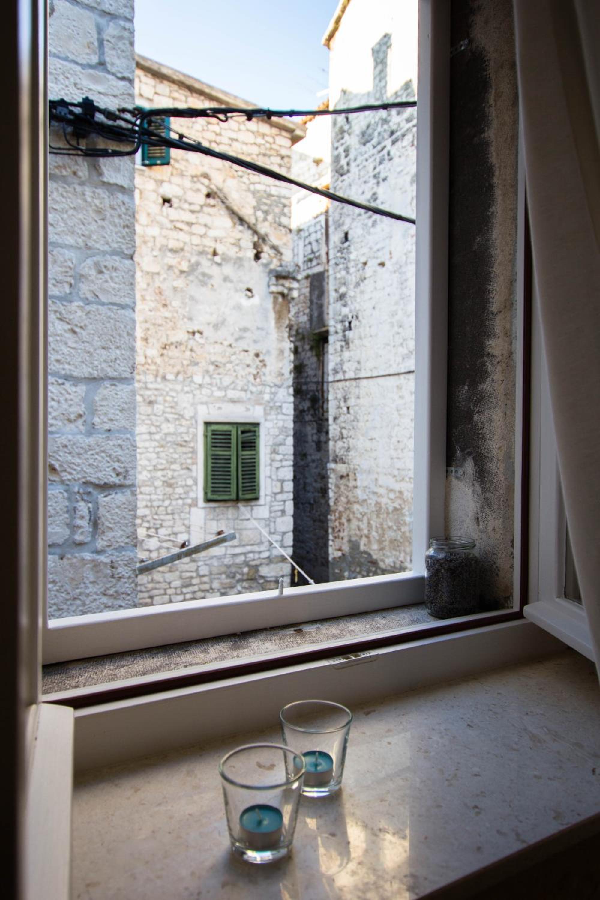 Apartment with Balcony - Photo 12