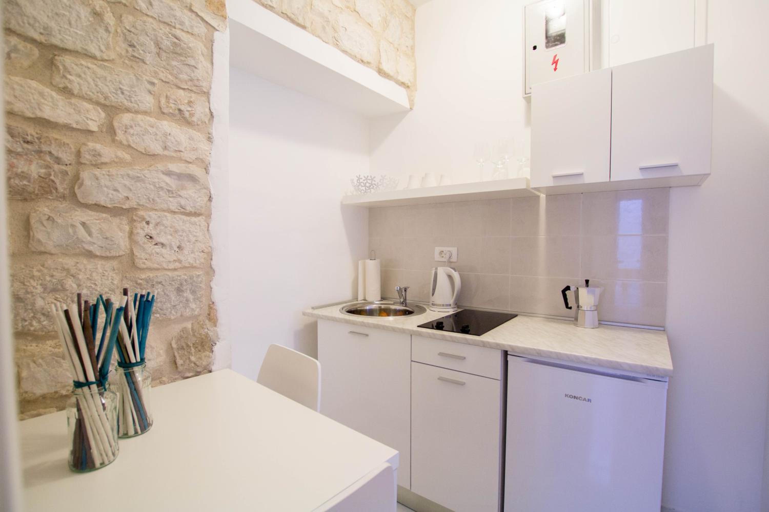 Apartment with Balcony - Photo 8