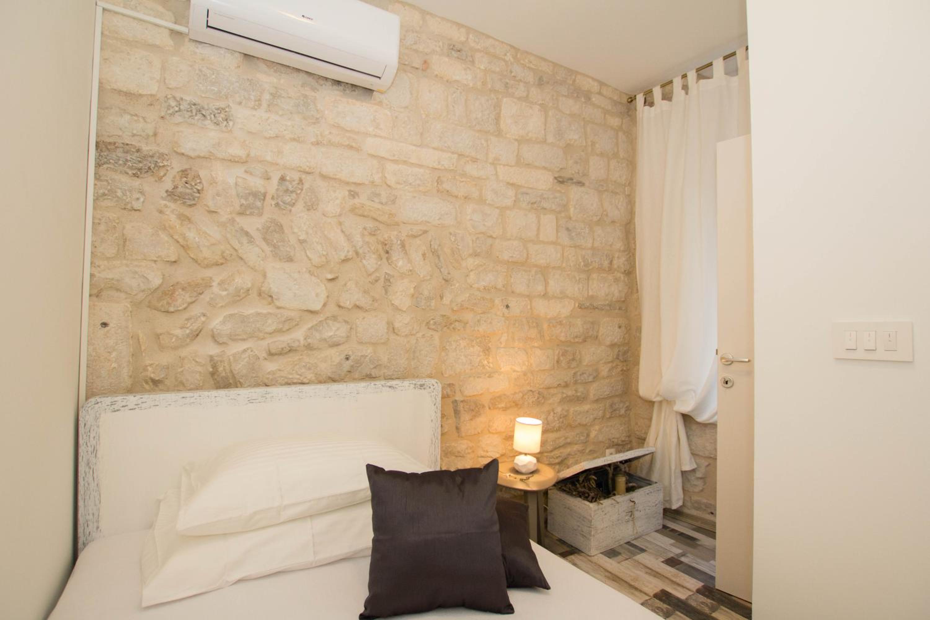 Apartment with Balcony - Photo 26
