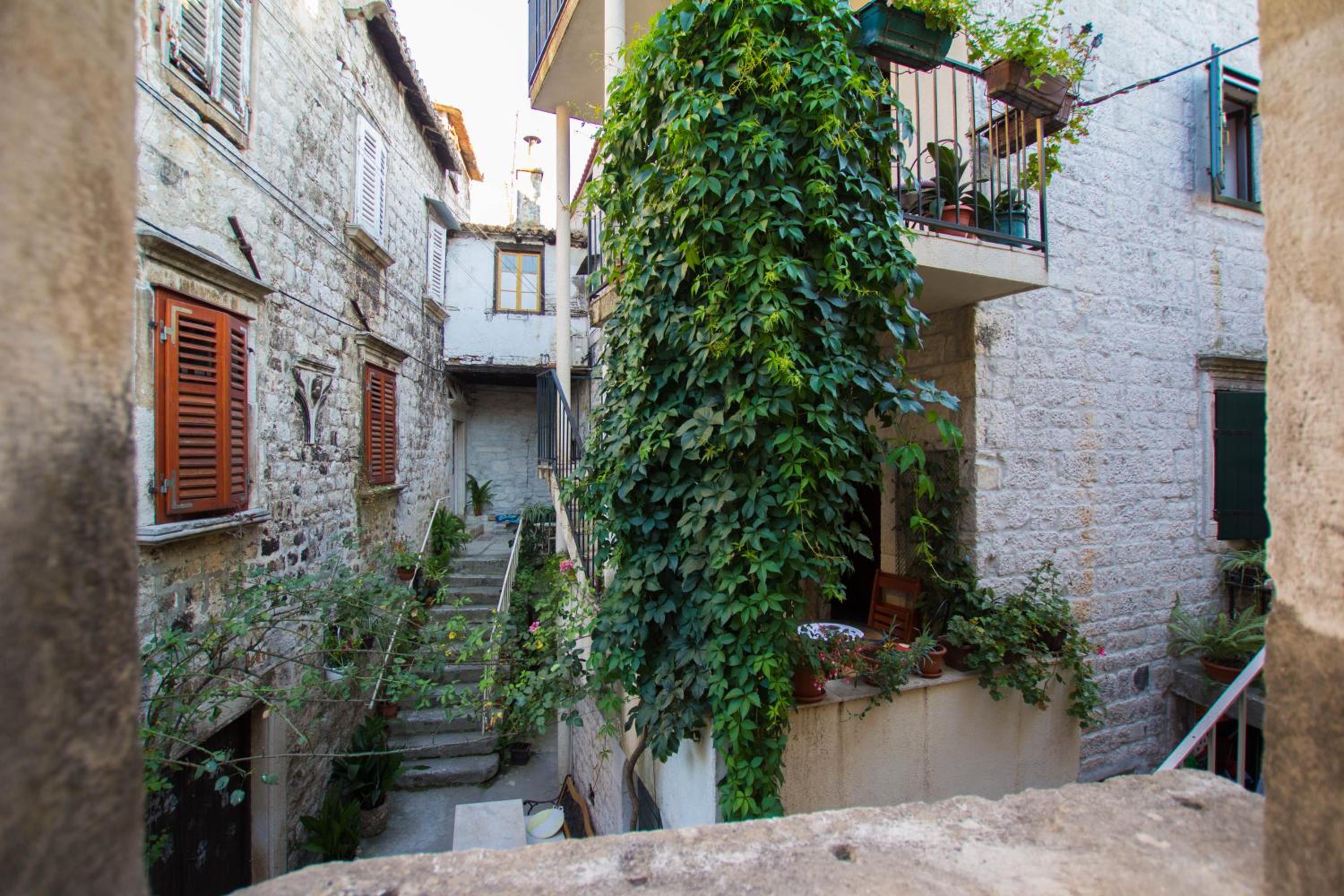 Apartment with Balcony - Photo 31