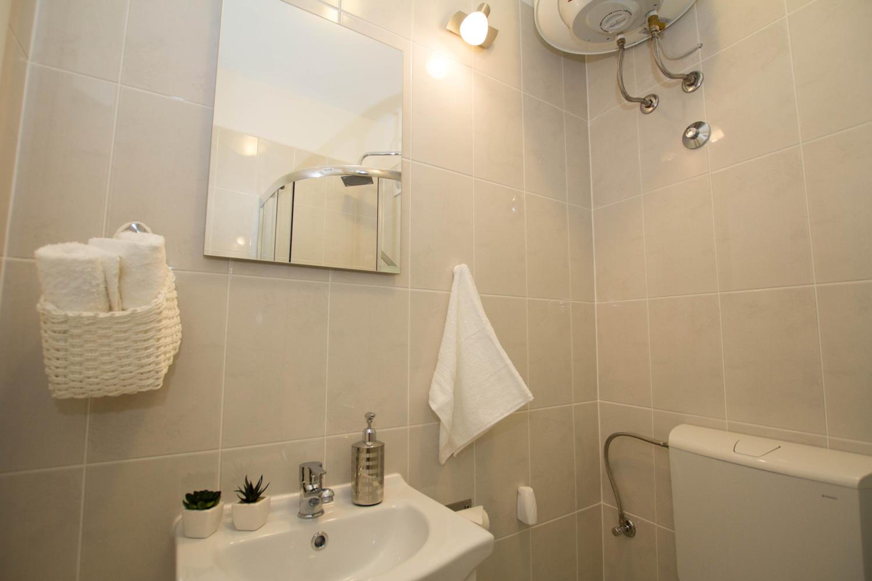 Apartment with Balcony - Photo 5