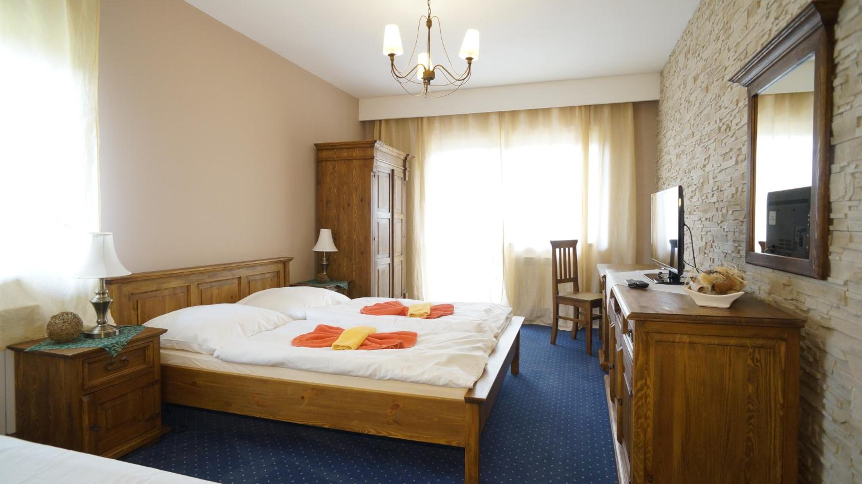 One-Bedroom Apartment with Balcony and Wellness - Photo 3
