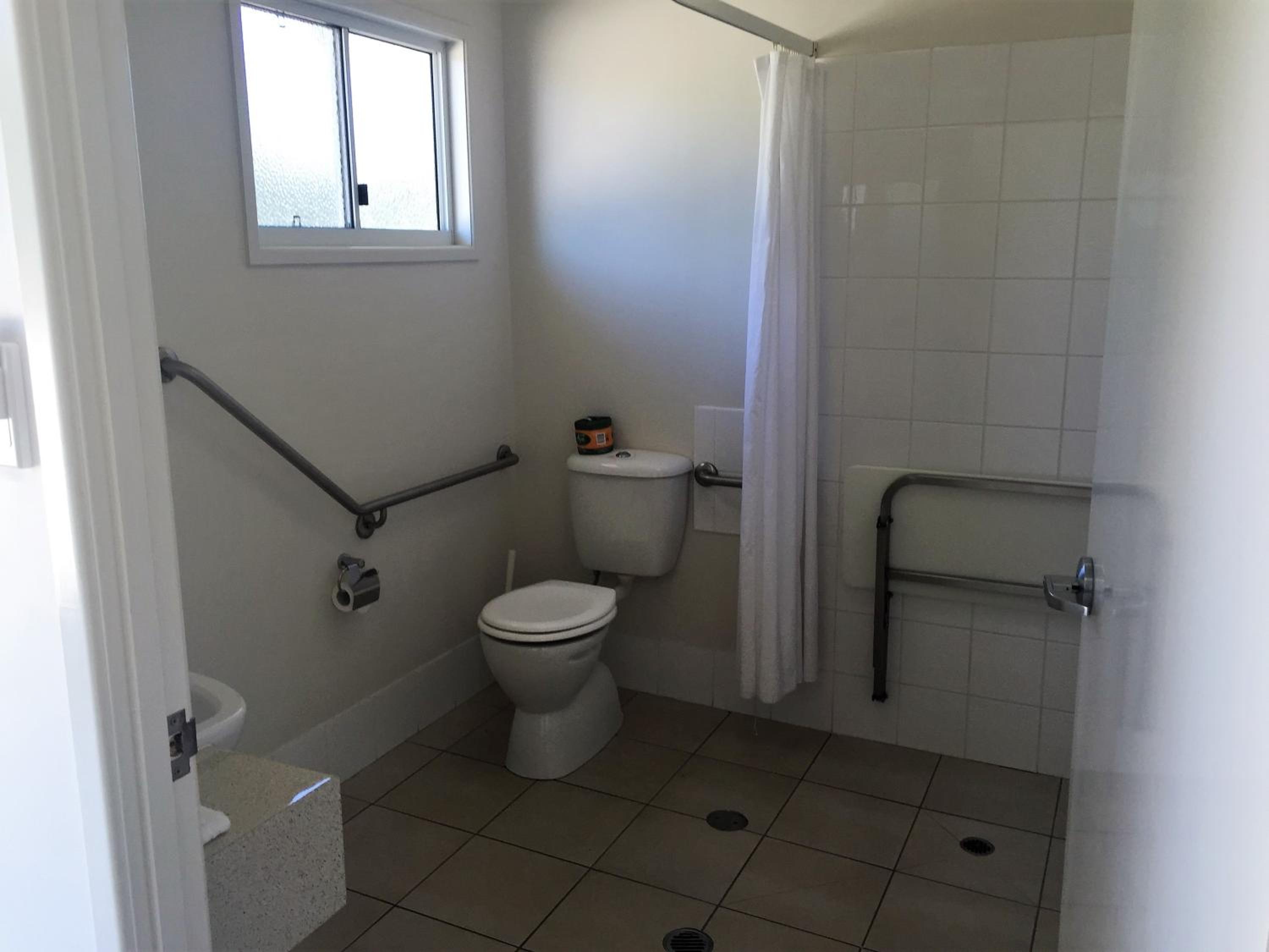 Queen Room - Disability Access photo 2