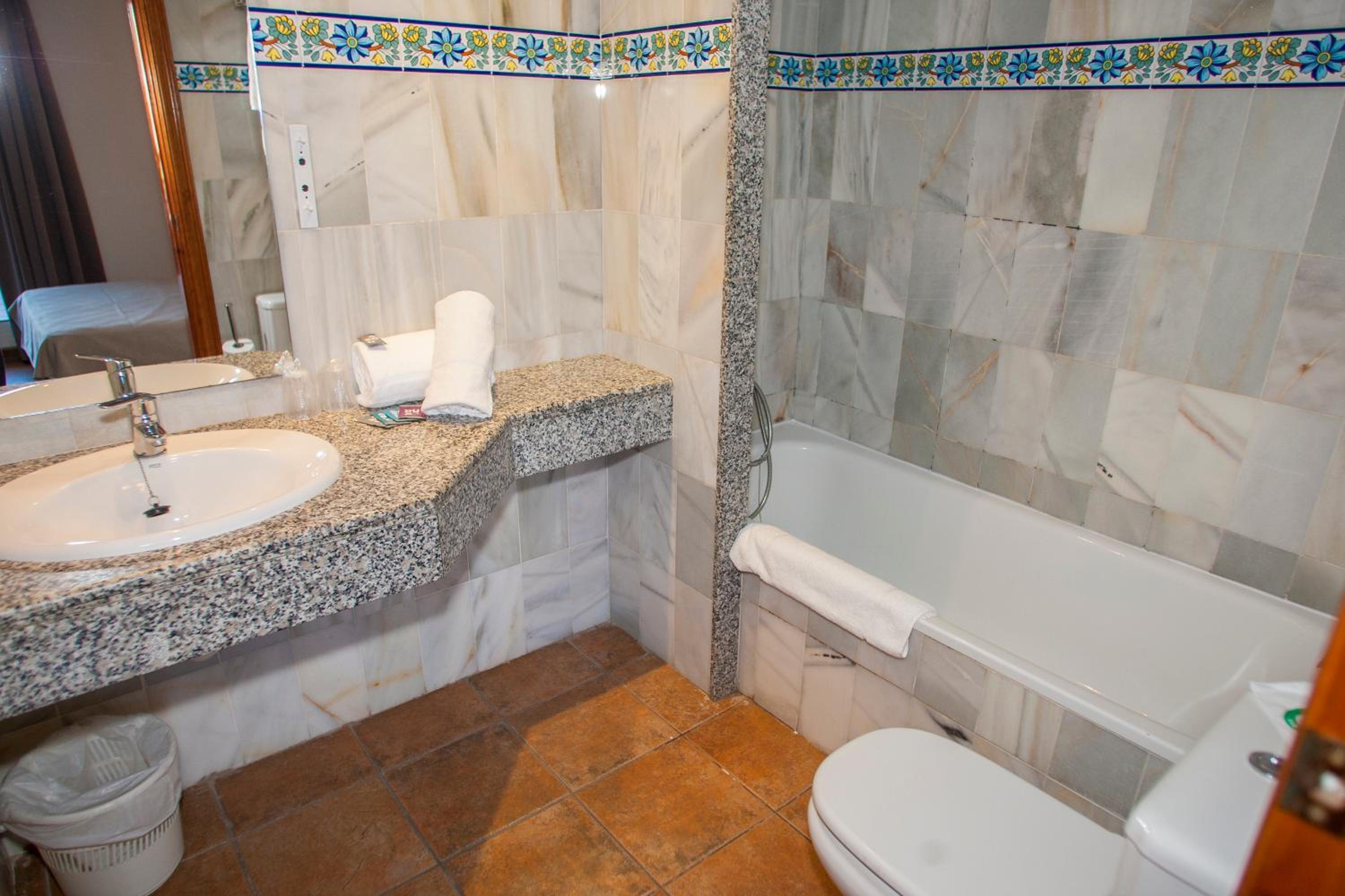 Triple Room (2 Adults + 1 Child) - Photo 2