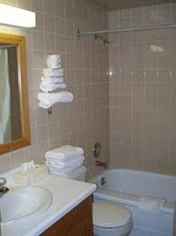 Queen Room with Two Queen Beds - Non-Smoking - Photo 2