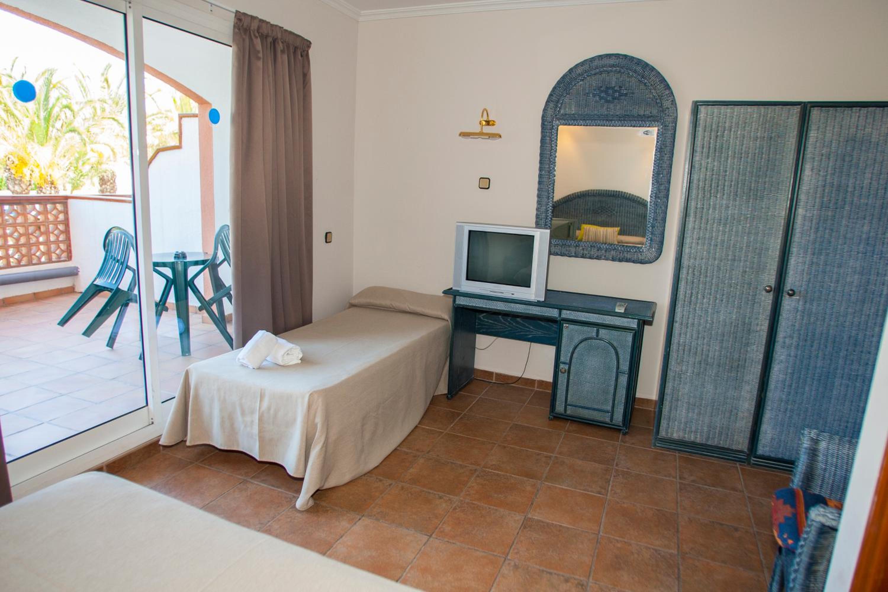 Triple Room (2 Adults + 1 Child) - Photo 1