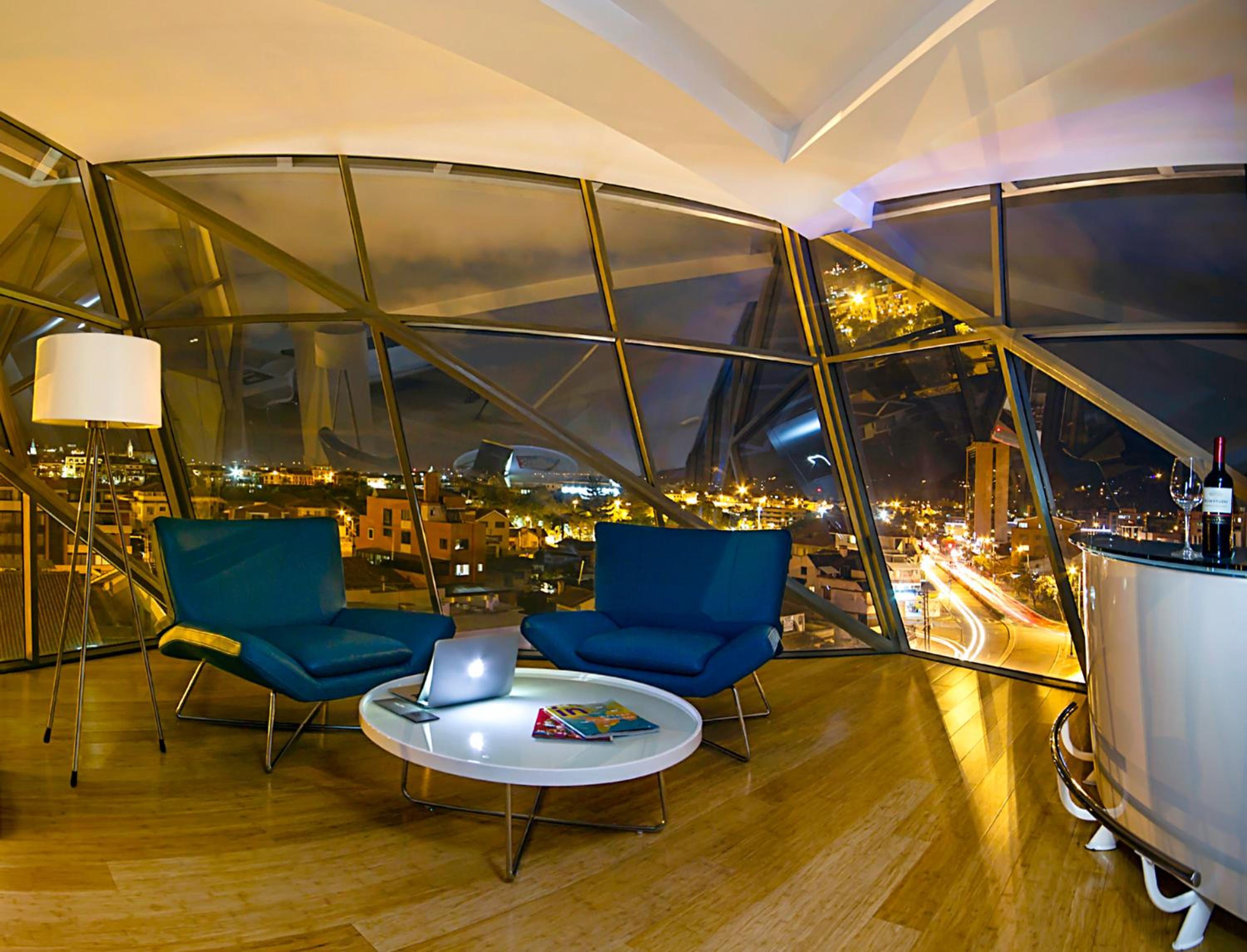 King Suite - Non-Smoking photo 3