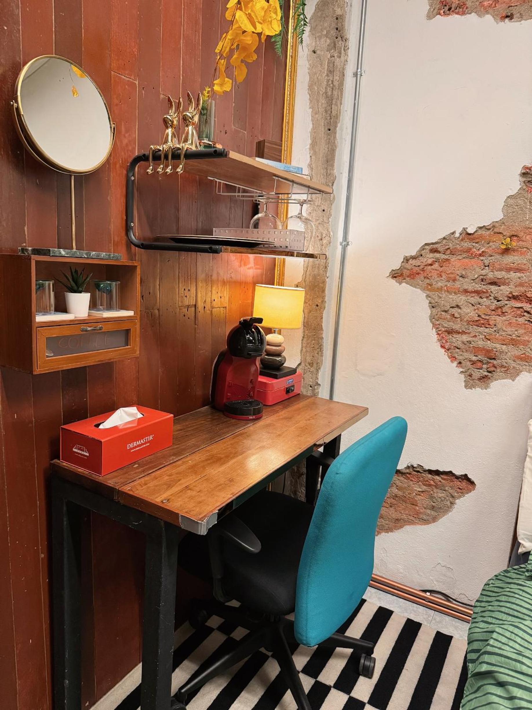 Deluxe Queen Studio No Window photo 3