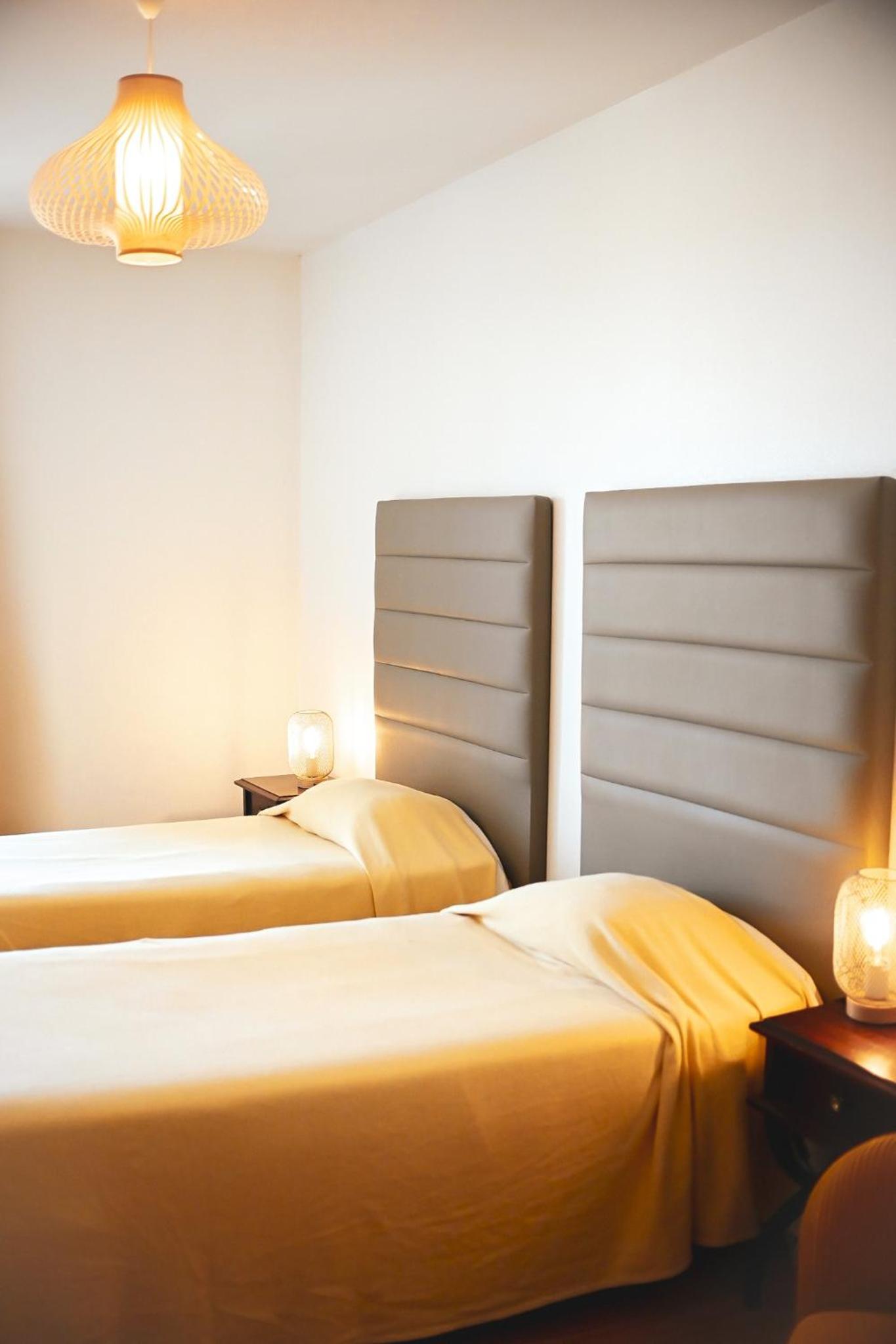 带阳台的两单床套房