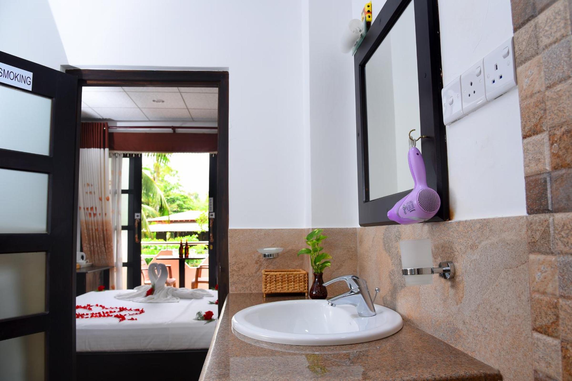 Double Room with Balcony - Photo 9