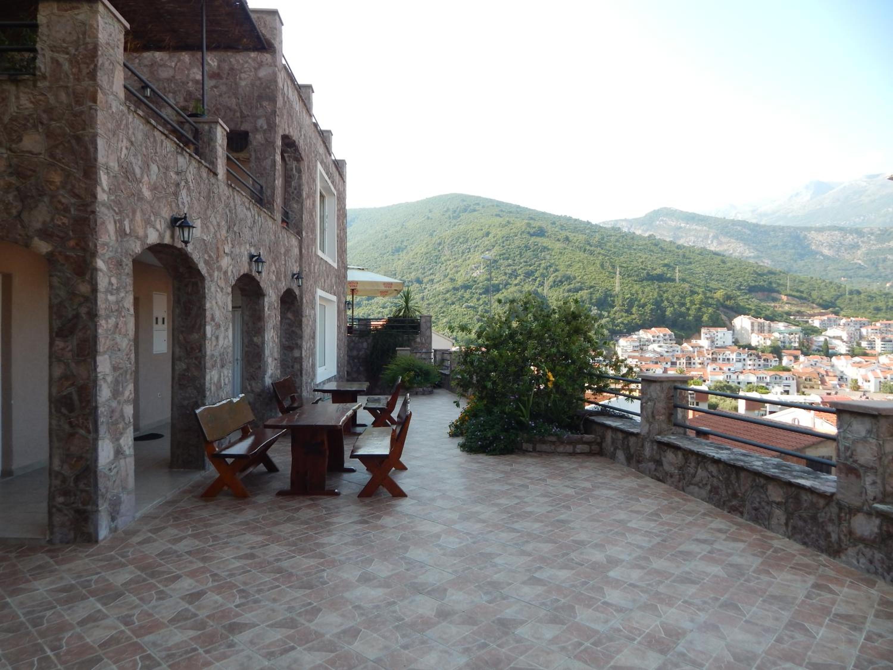 Apartment with City View - Photo 2