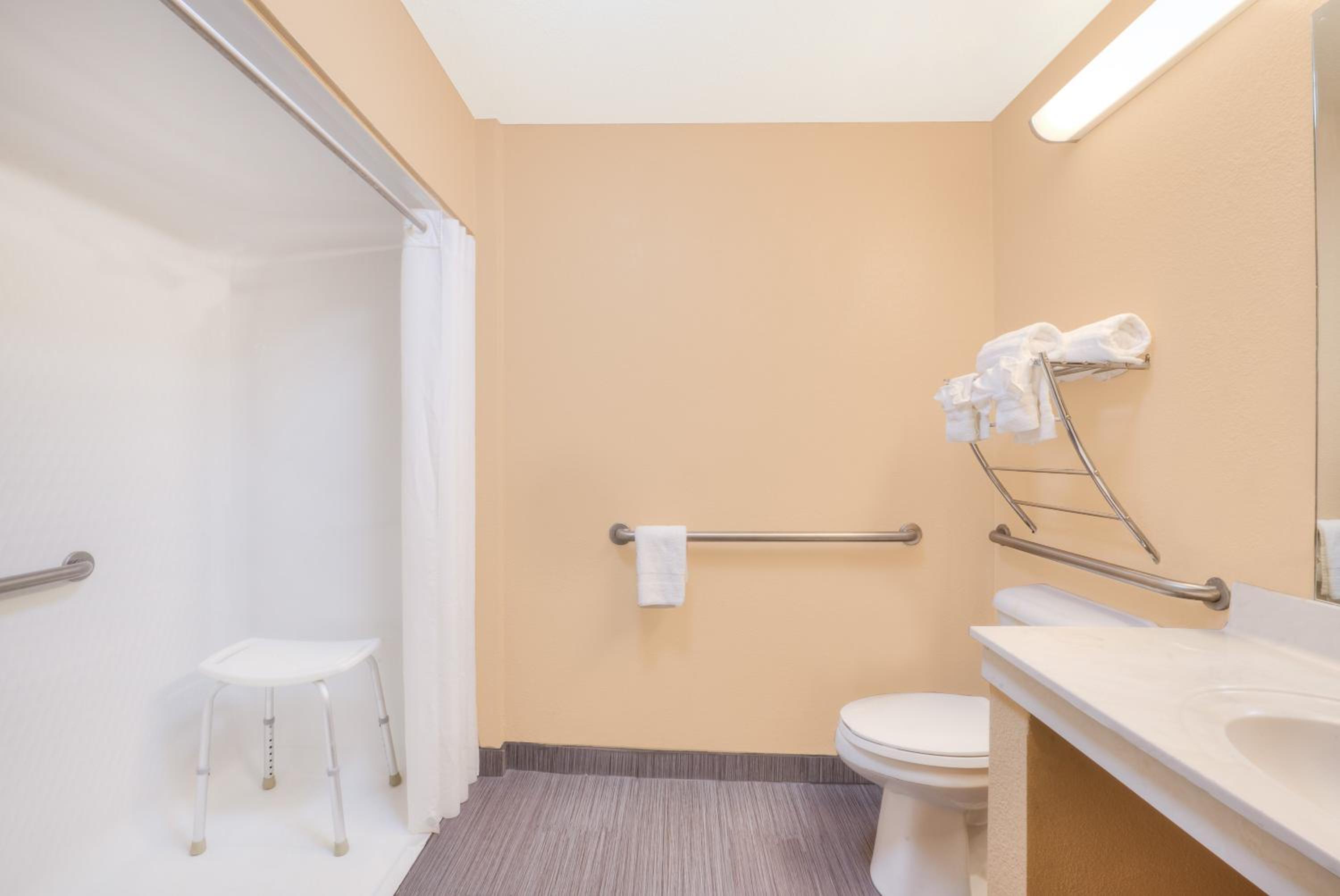 King Room - Disability Access - Non-Smoking - Photo 6