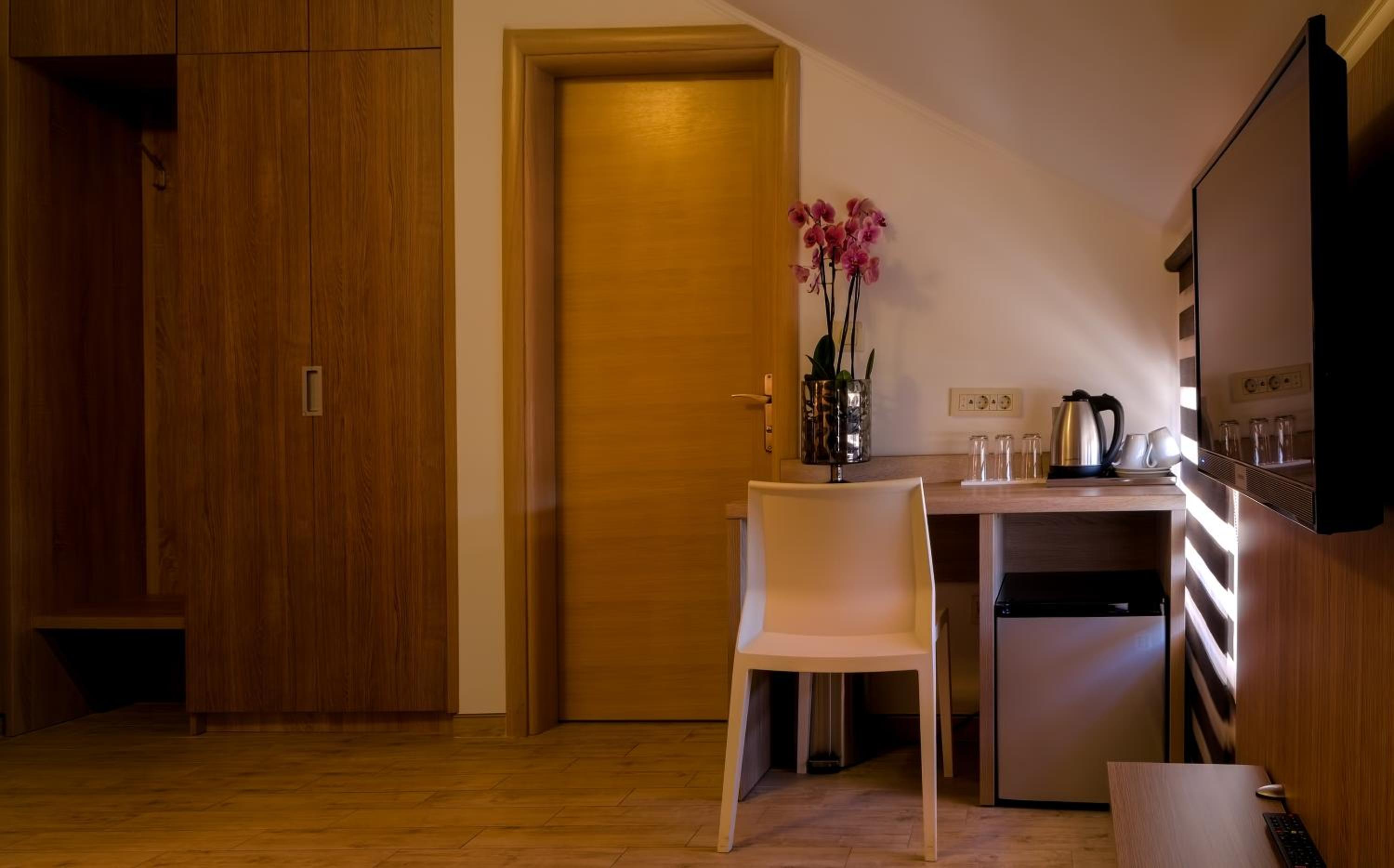 Standard Double or Twin Room - Photo 19