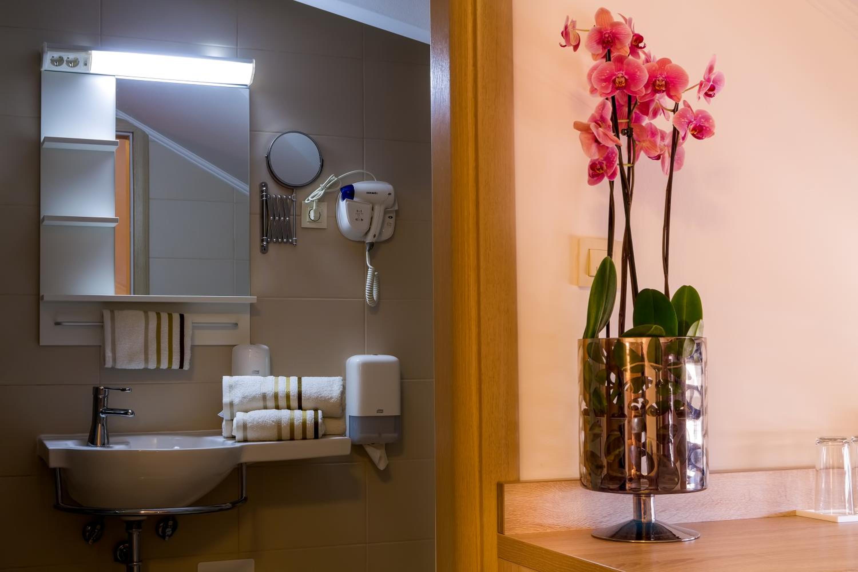 Standard Double or Twin Room - Photo 16