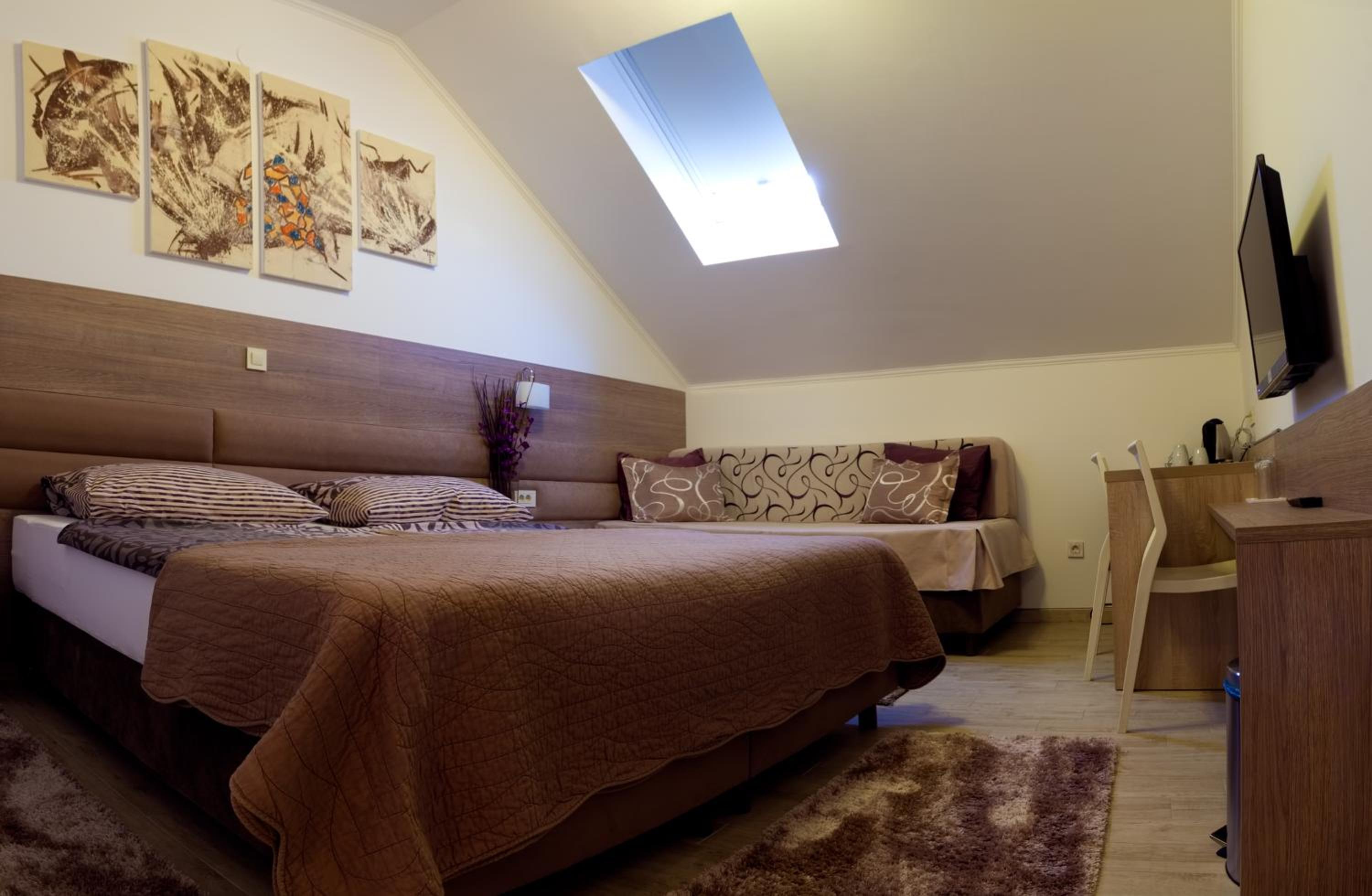 Standard Triple Room - Photo 12