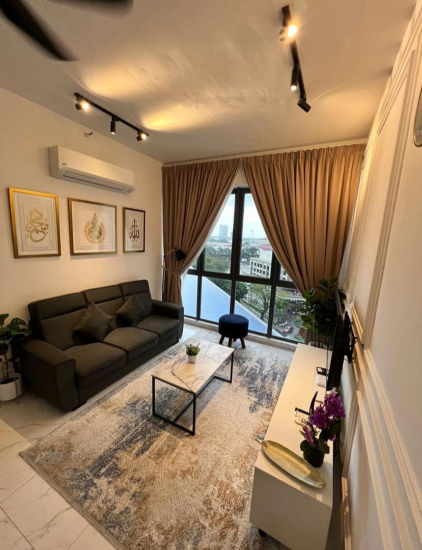 Two-Bedroom Apartment with Pool View photo 2