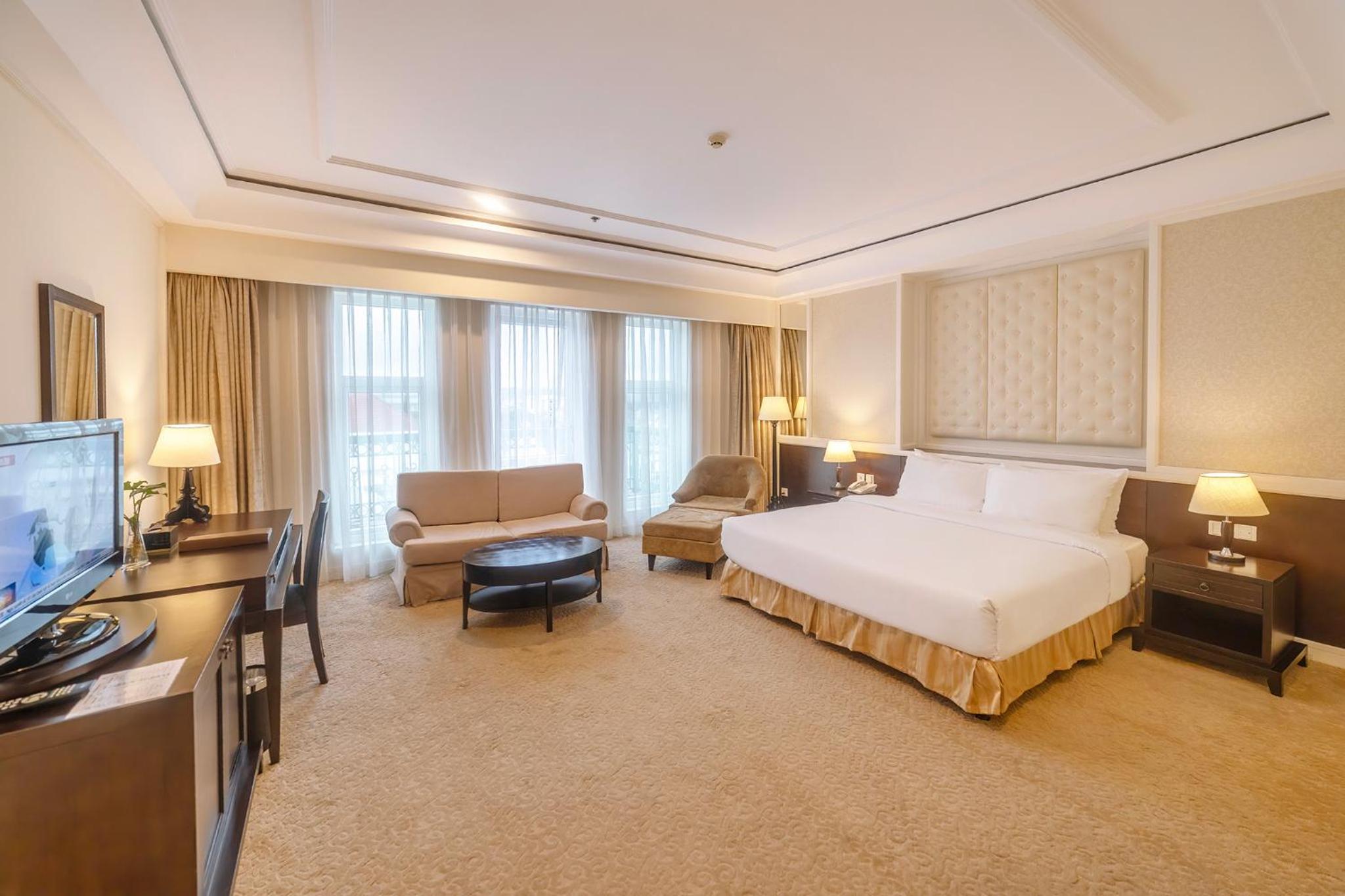 Deluxe King Suite photo 2