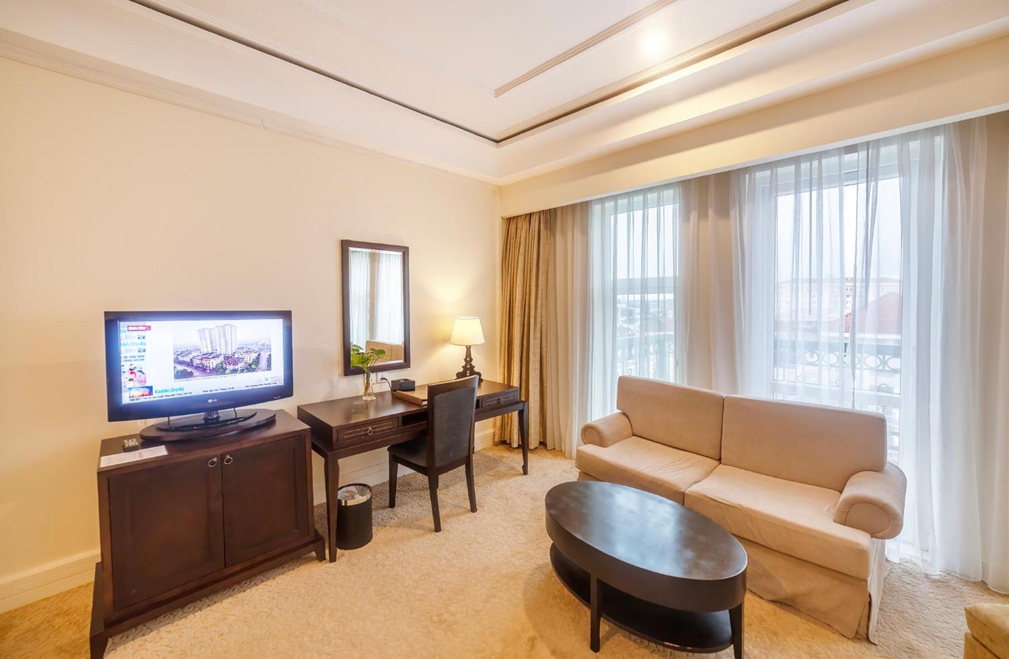Deluxe King Suite photo 3