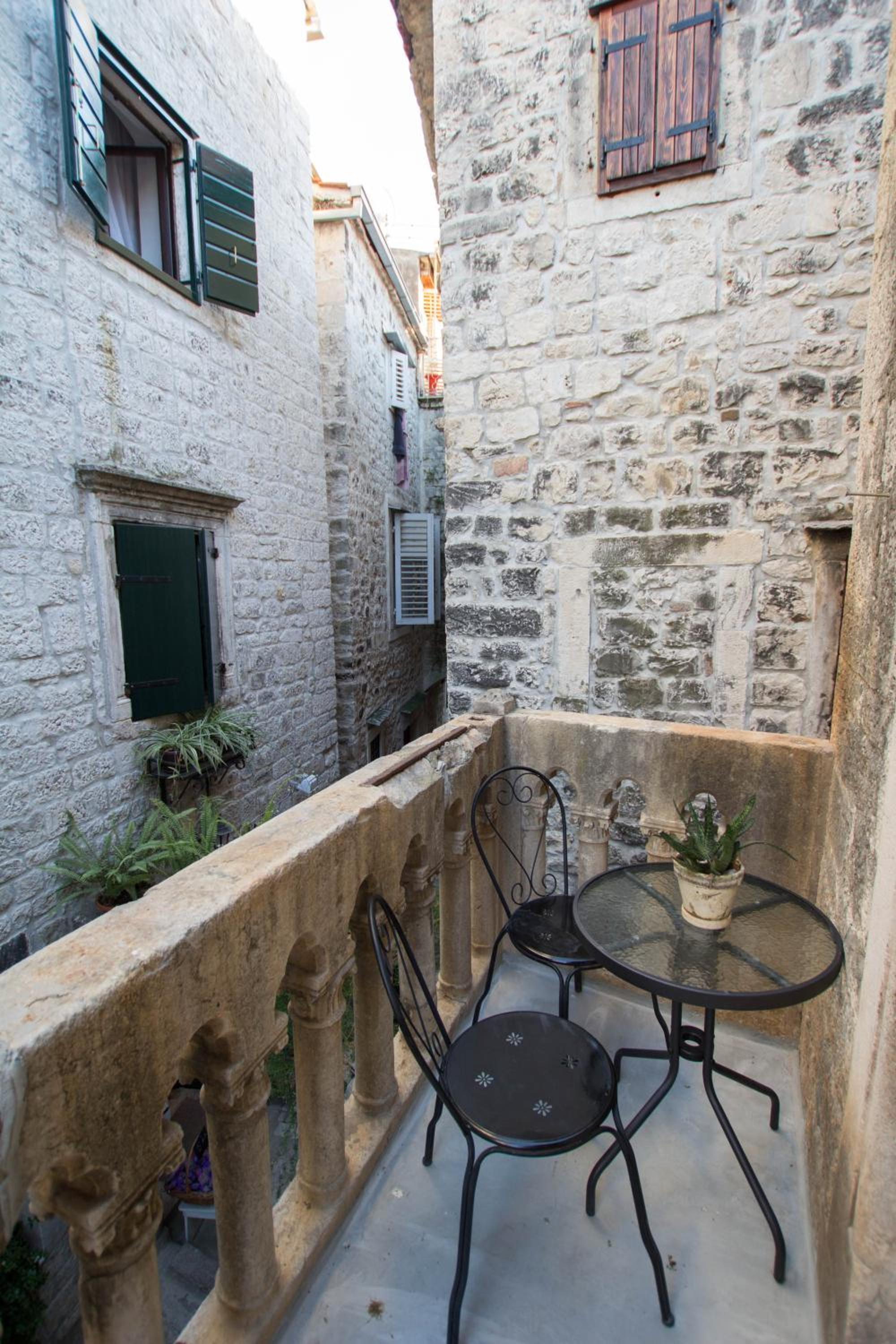 Apartment with Balcony - Photo 24