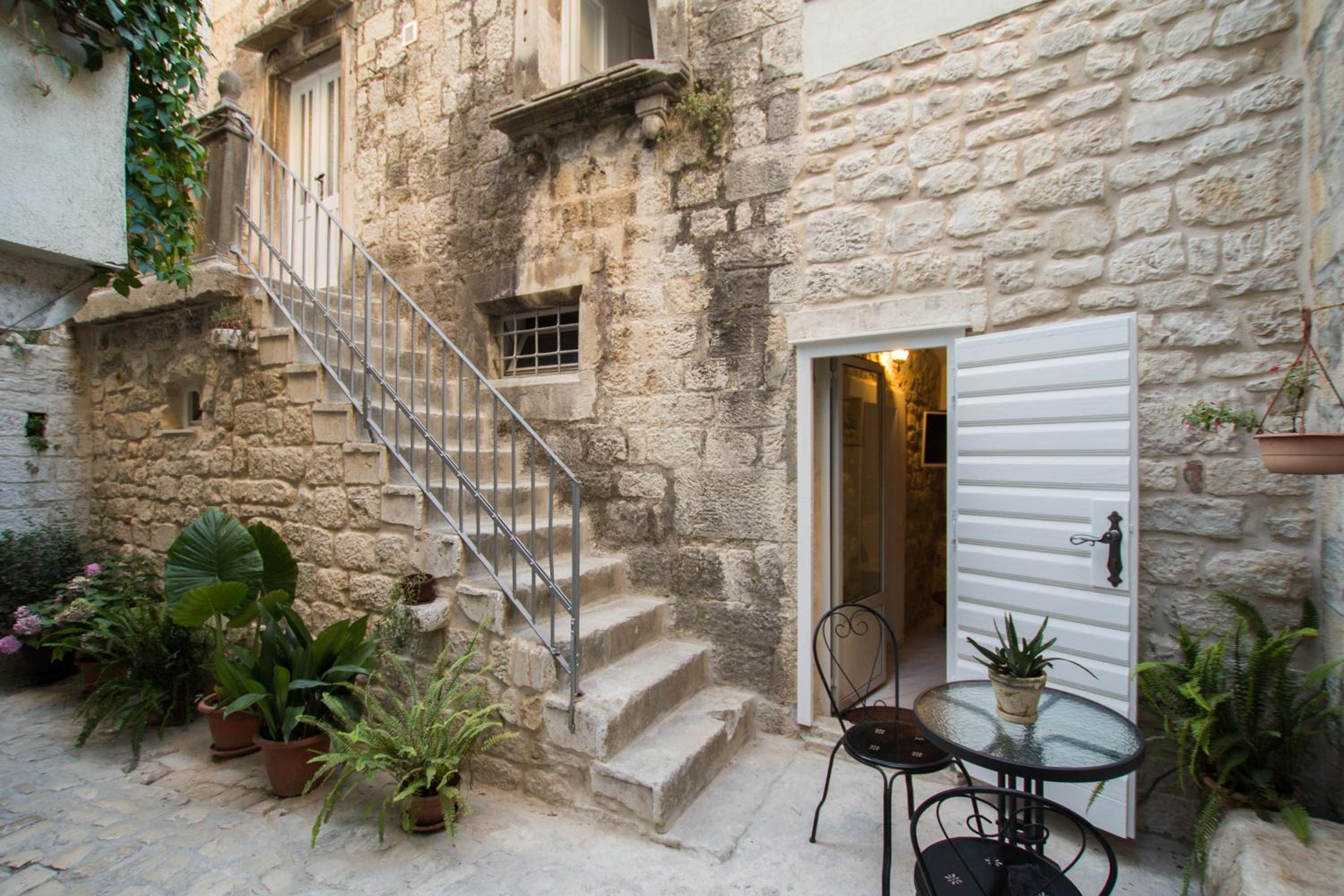Apartment - Ground Floor - Photo 4