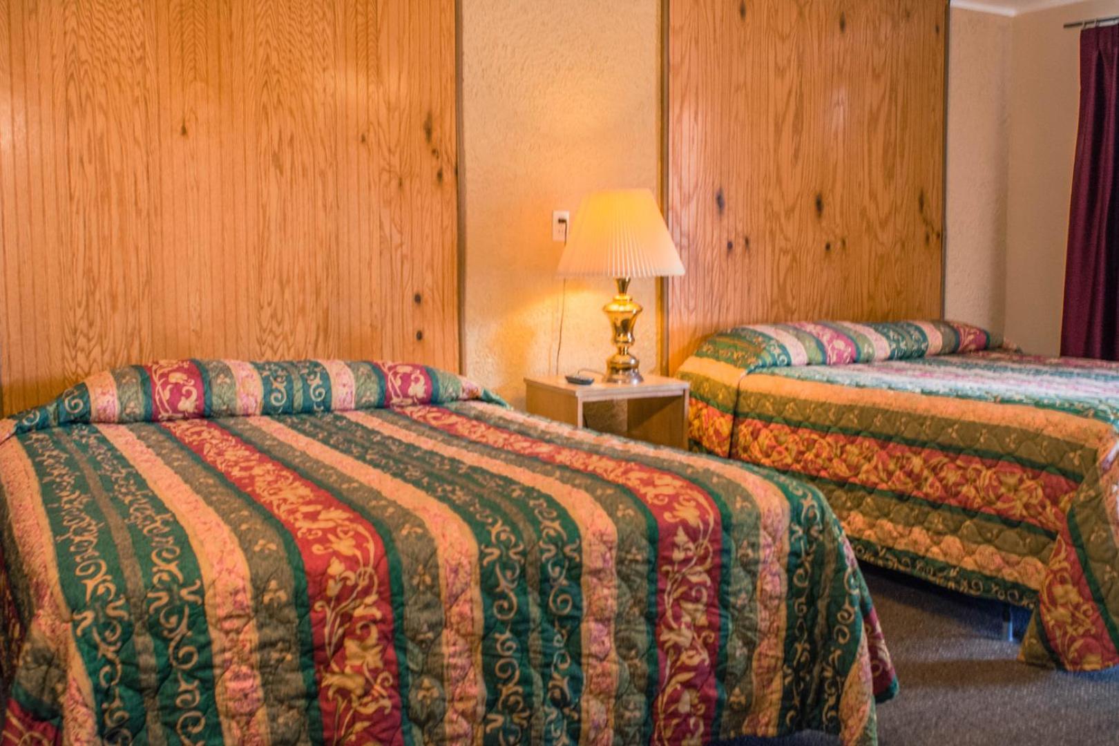 Queen Room with Two Queen Beds - Photo 5