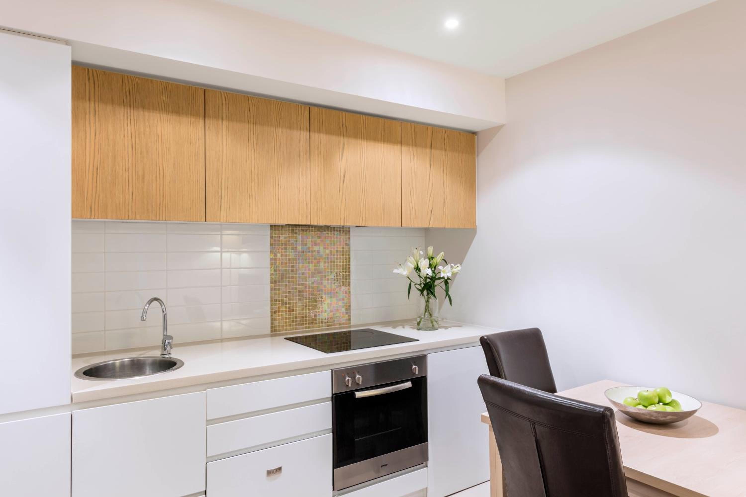 Two-Bedroom Compact Apartment - Photo 4