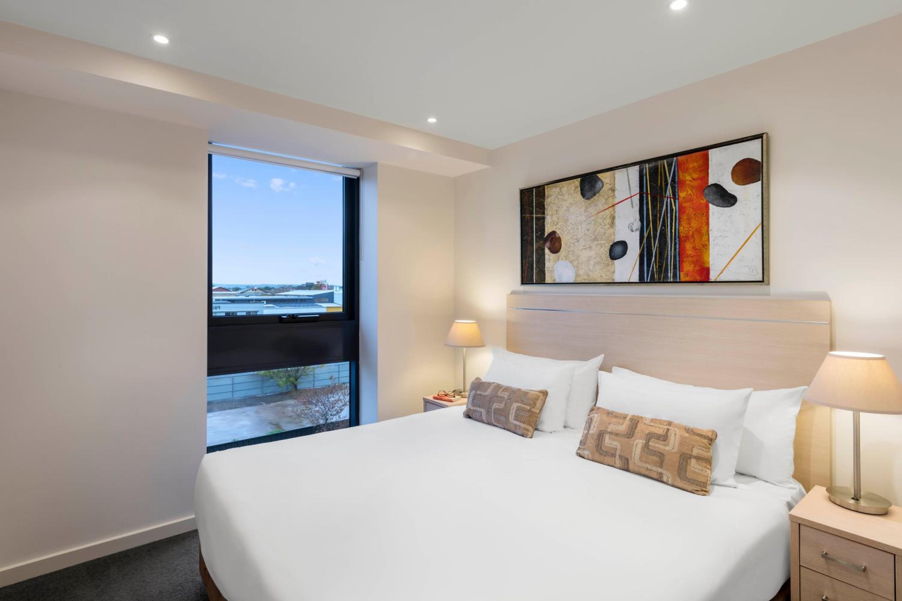Two-Bedroom Compact Apartment - Photo 3