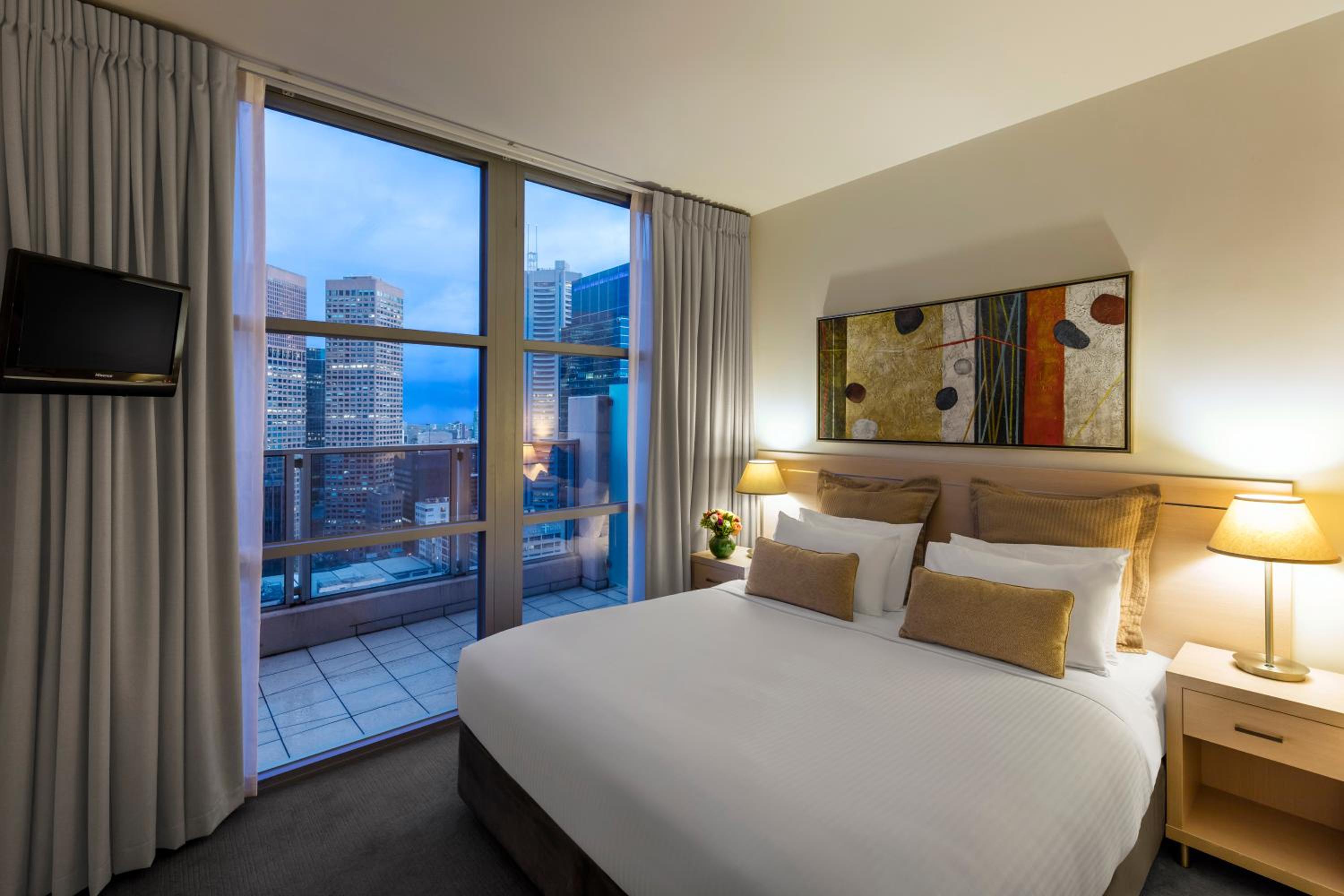 One-Bedroom Apartment - Sky High thumbnail 5