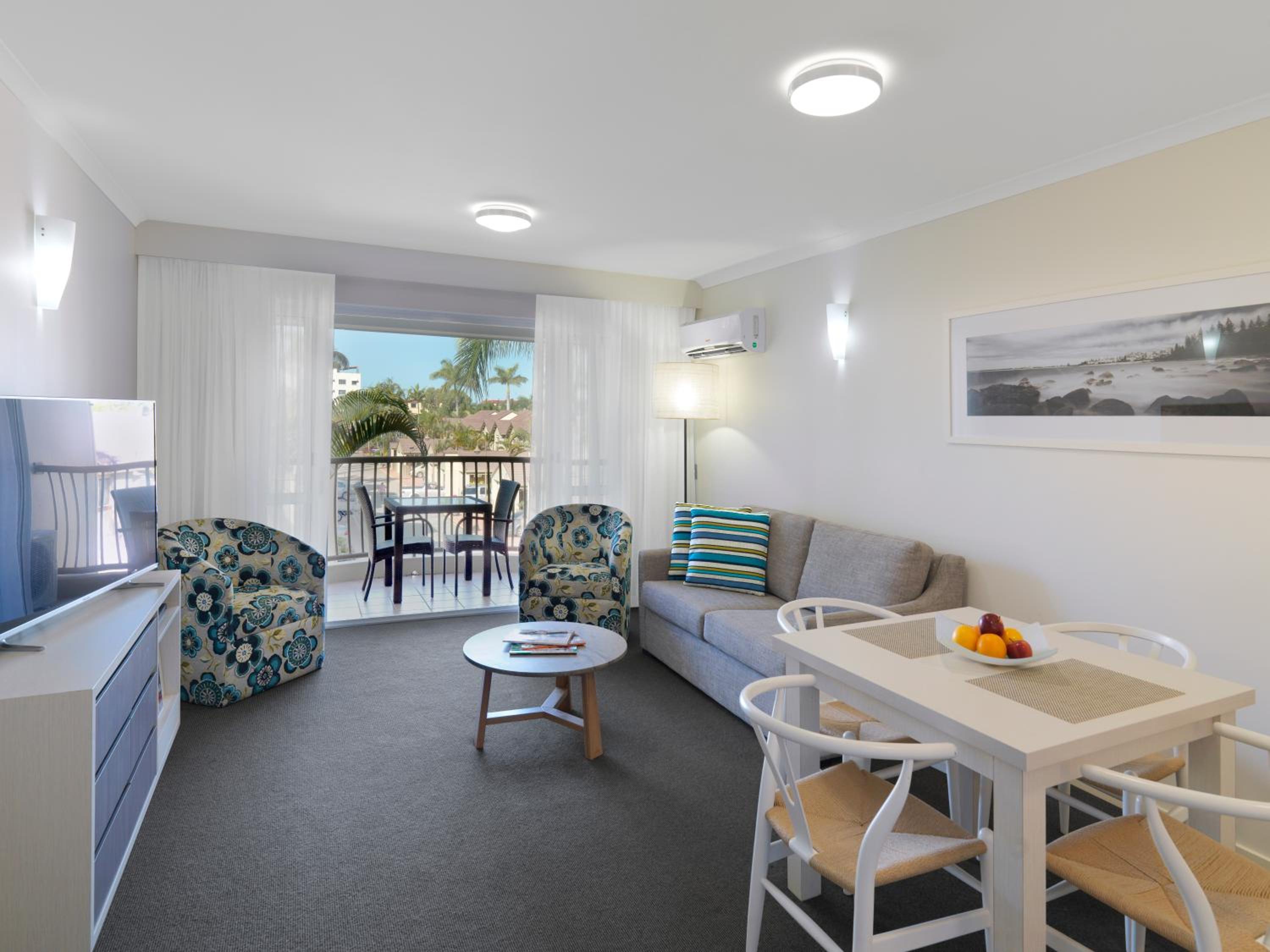 Executive One-Bedroom Apartment - Photo 3