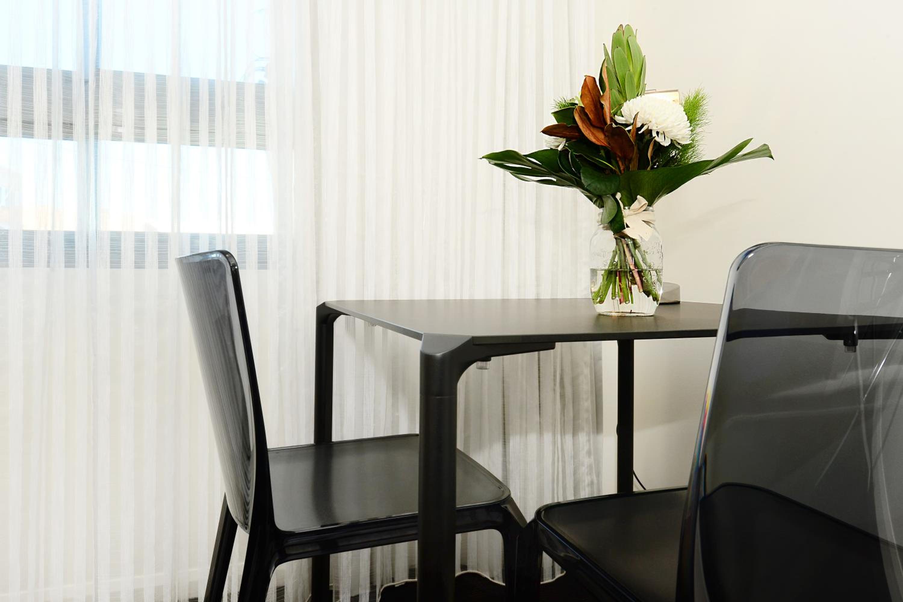 One-Bedroom Apartment - No Housekeeping photo 3