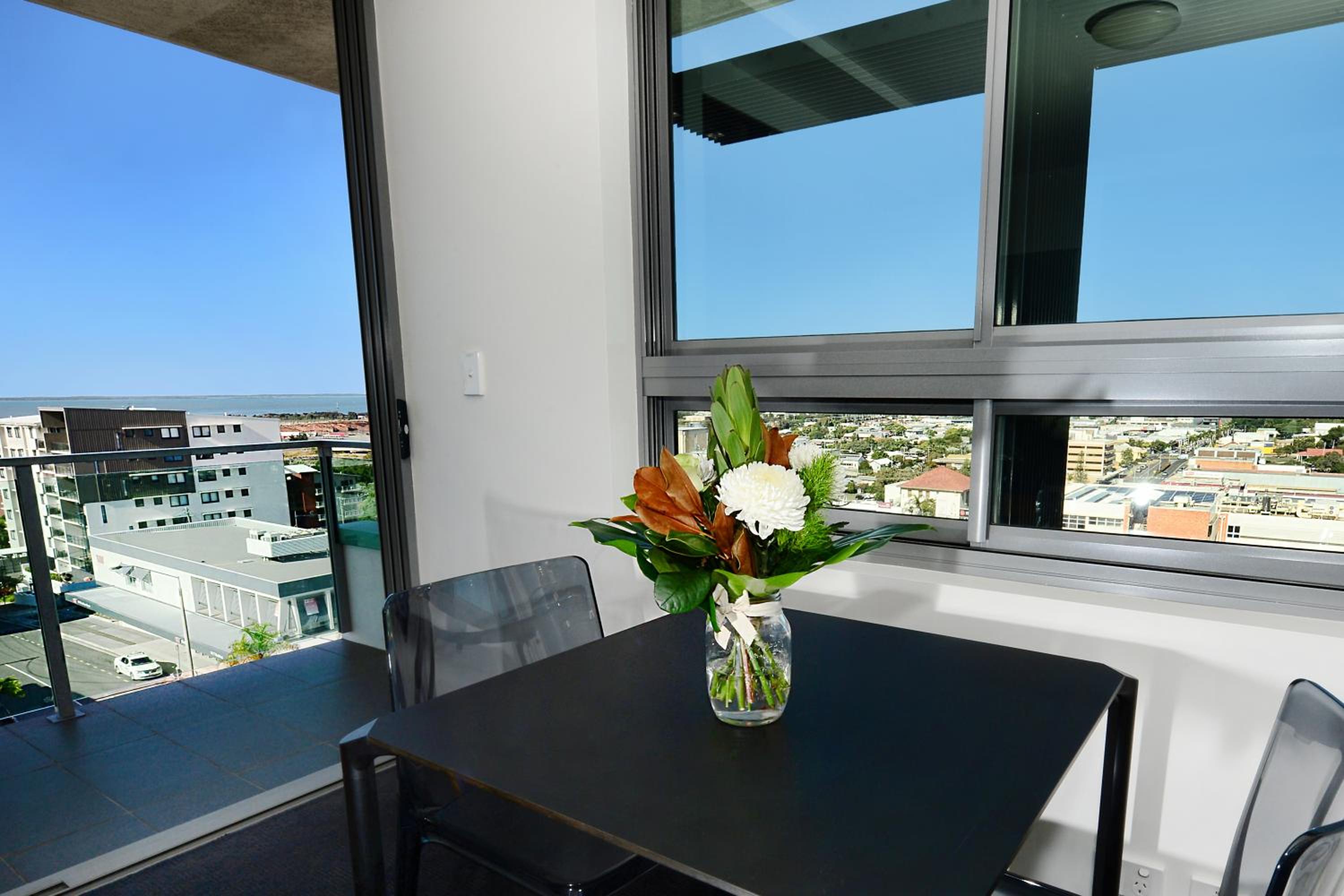 Executive One-Bedroom Apartment - No Housekeeping photo 3