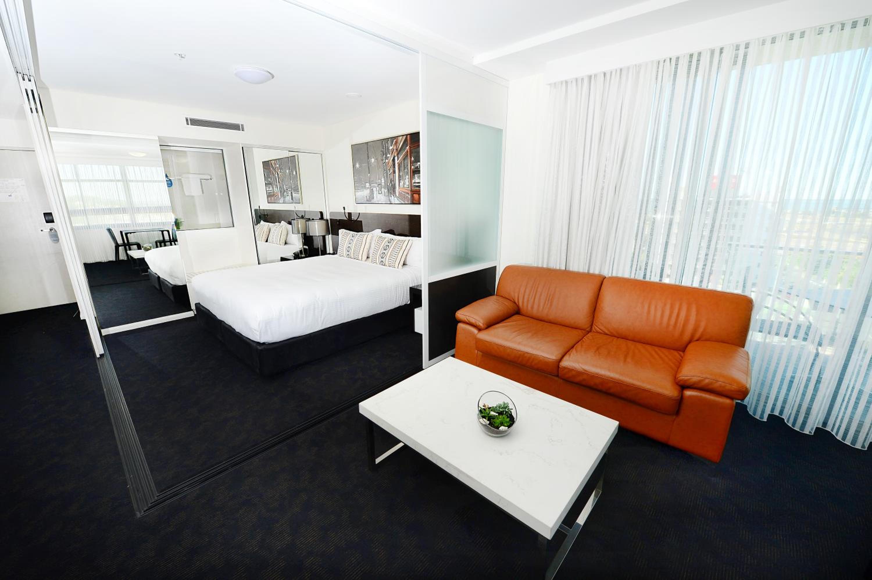 Executive One-Bedroom Apartment - No Housekeeping photo 2
