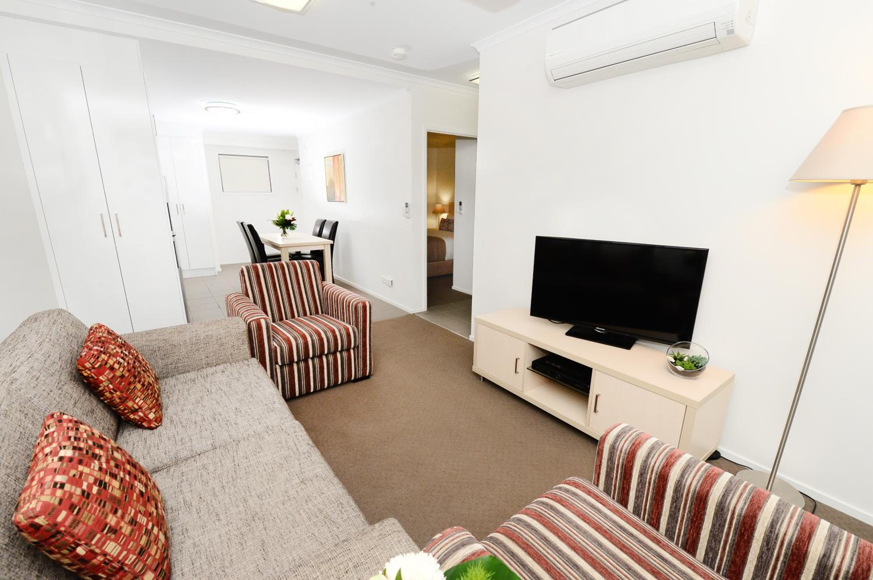 One-Bedroom Apartment - Unserviced photo 3