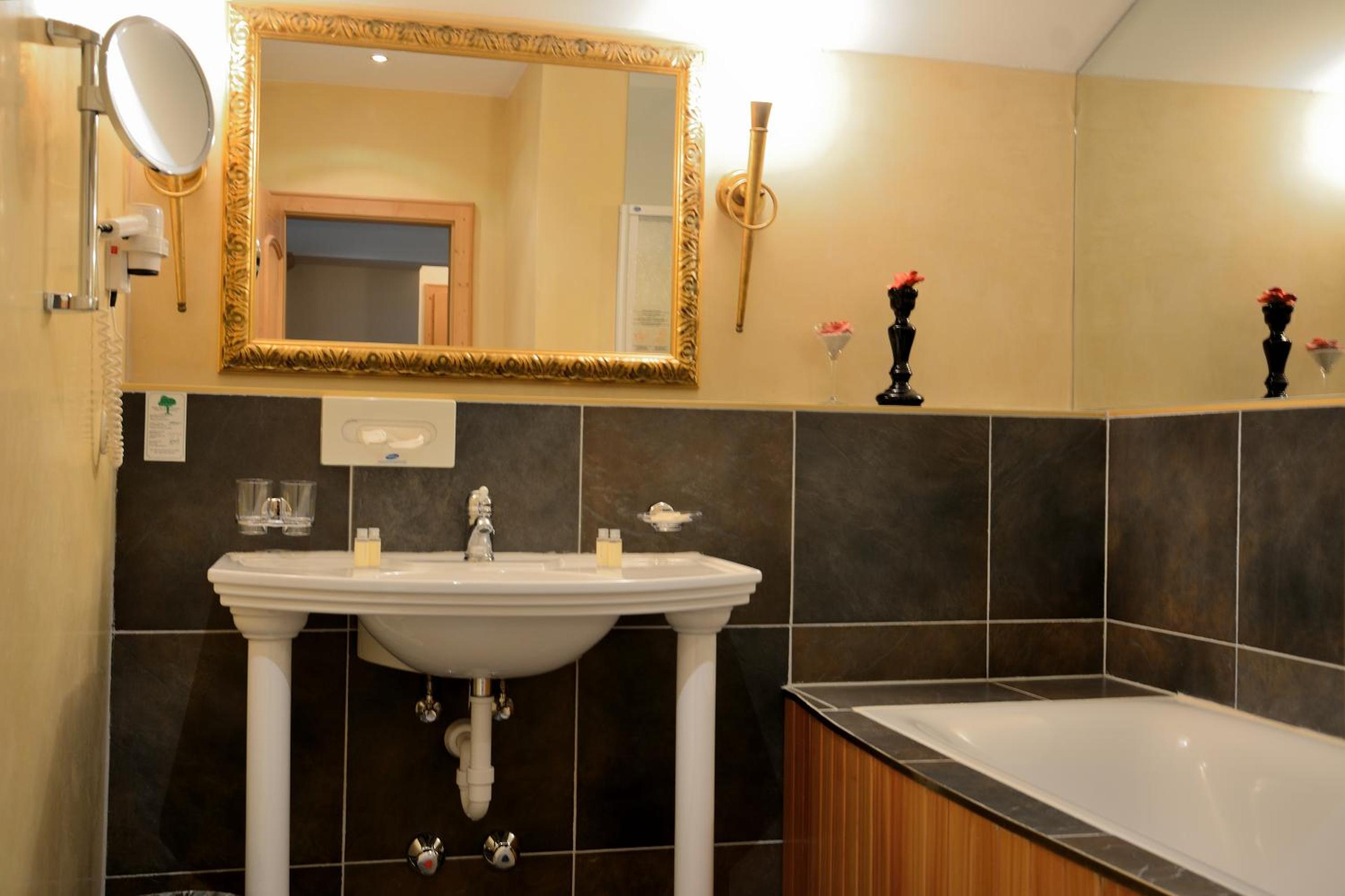 Suite - Photo 2