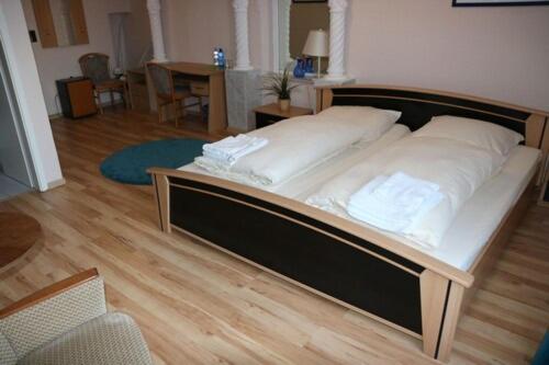 Twin Room with Private Bathroom photo 3