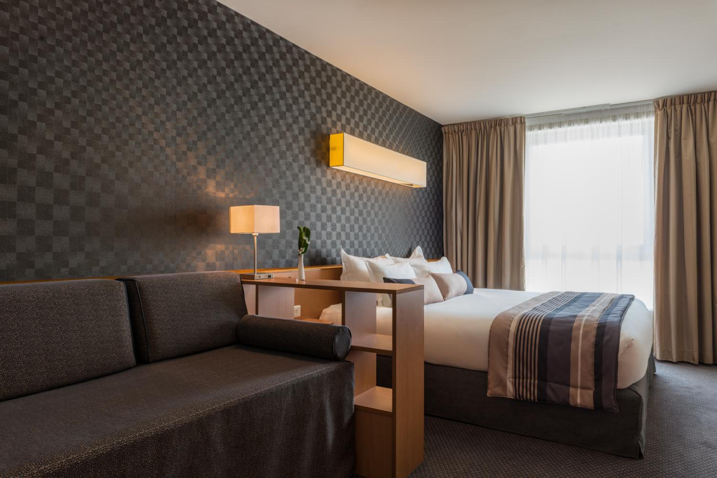 Executive King Room with Sofa Bed - Non-Smoking - Photo 1