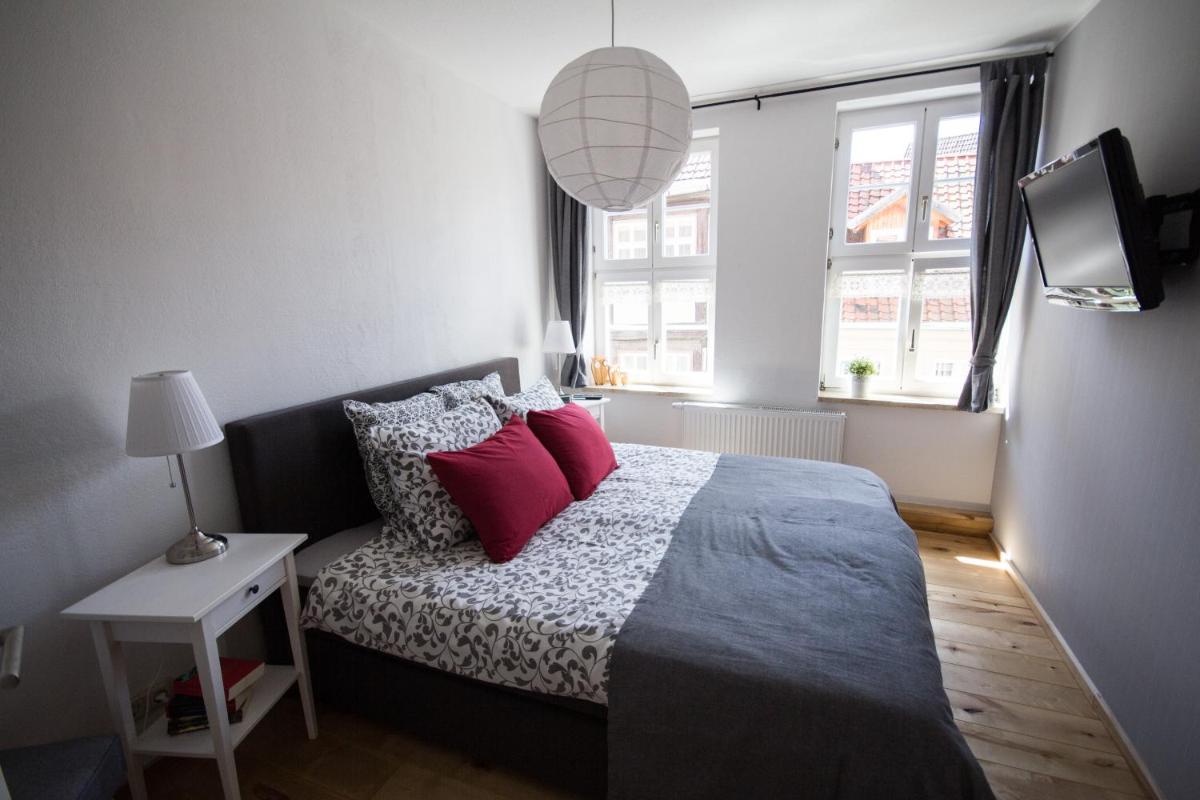 Two-Bedroom Apartment with one bathroom - Photo 2