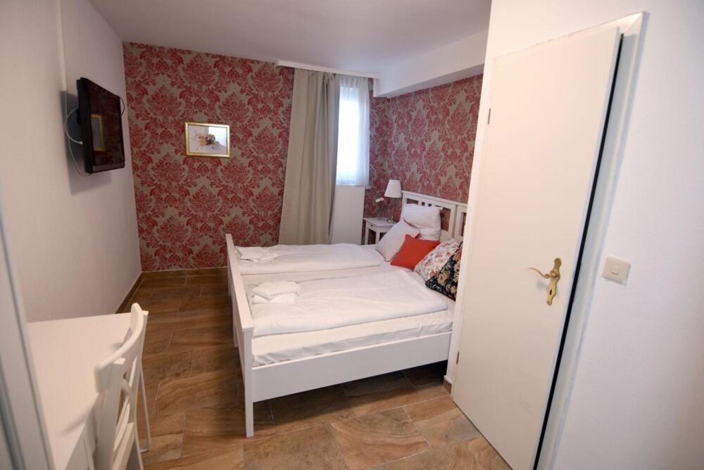 Twin Room with Private Bathroom photo 2