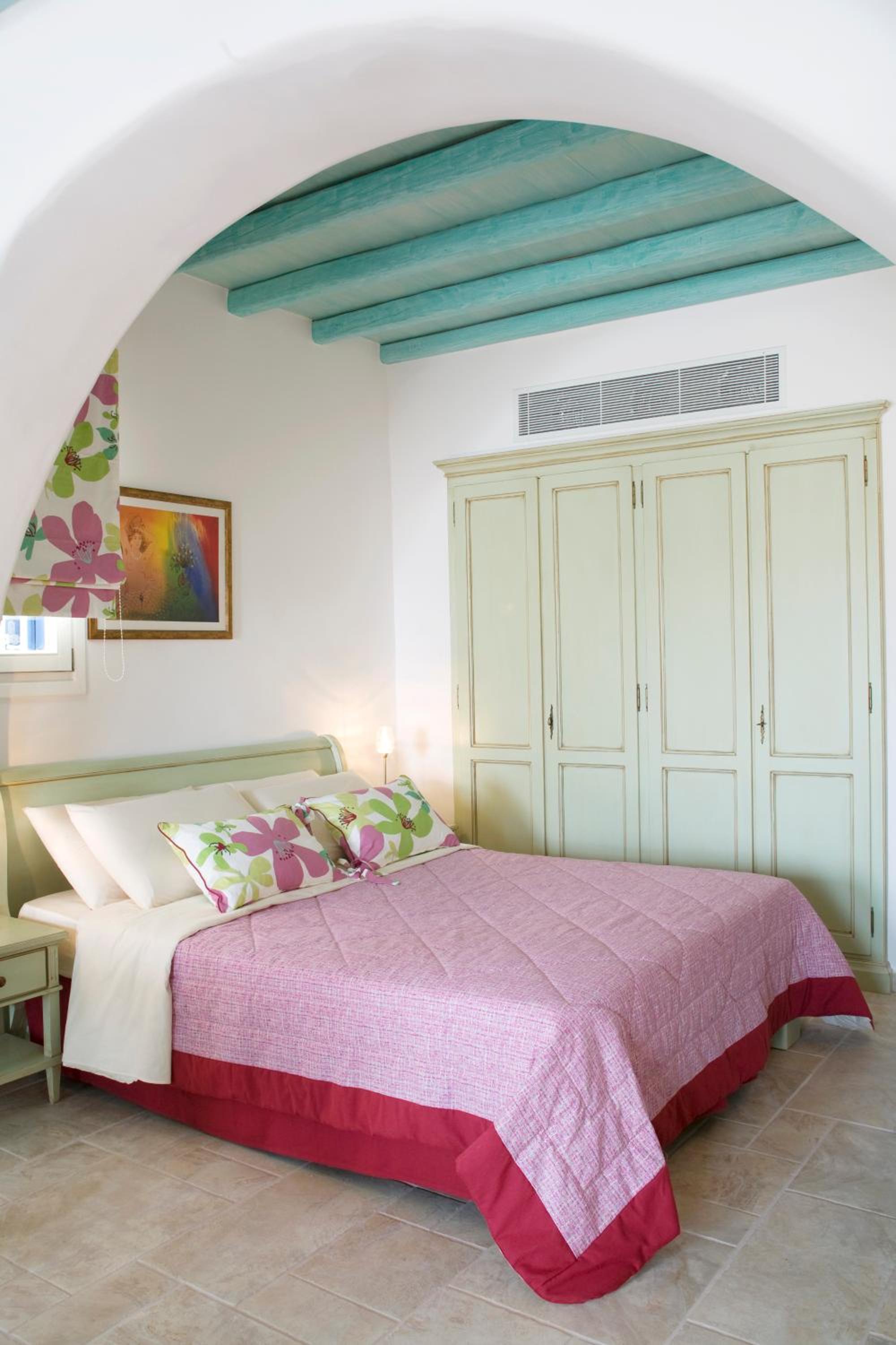 Junior Suite with Pool View - Photo 2