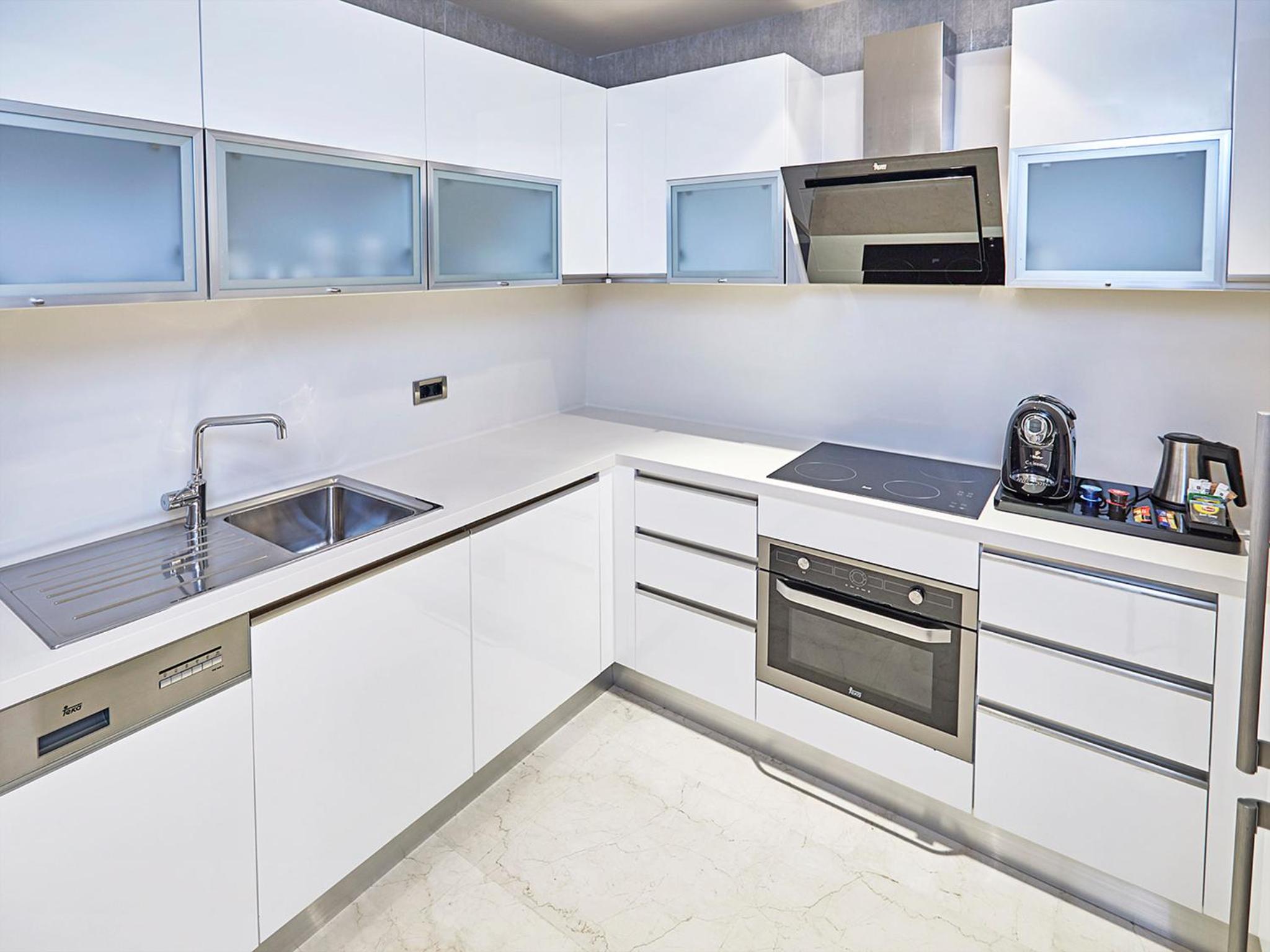 Prestige One Bedroom Suite with City View & Kitchenette thumbnail 5