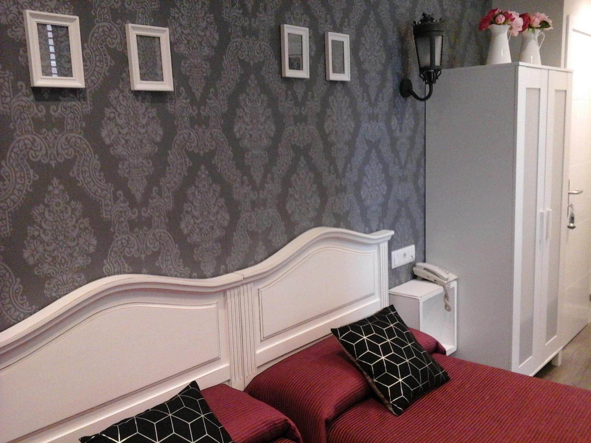 Twin Room - Photo 11