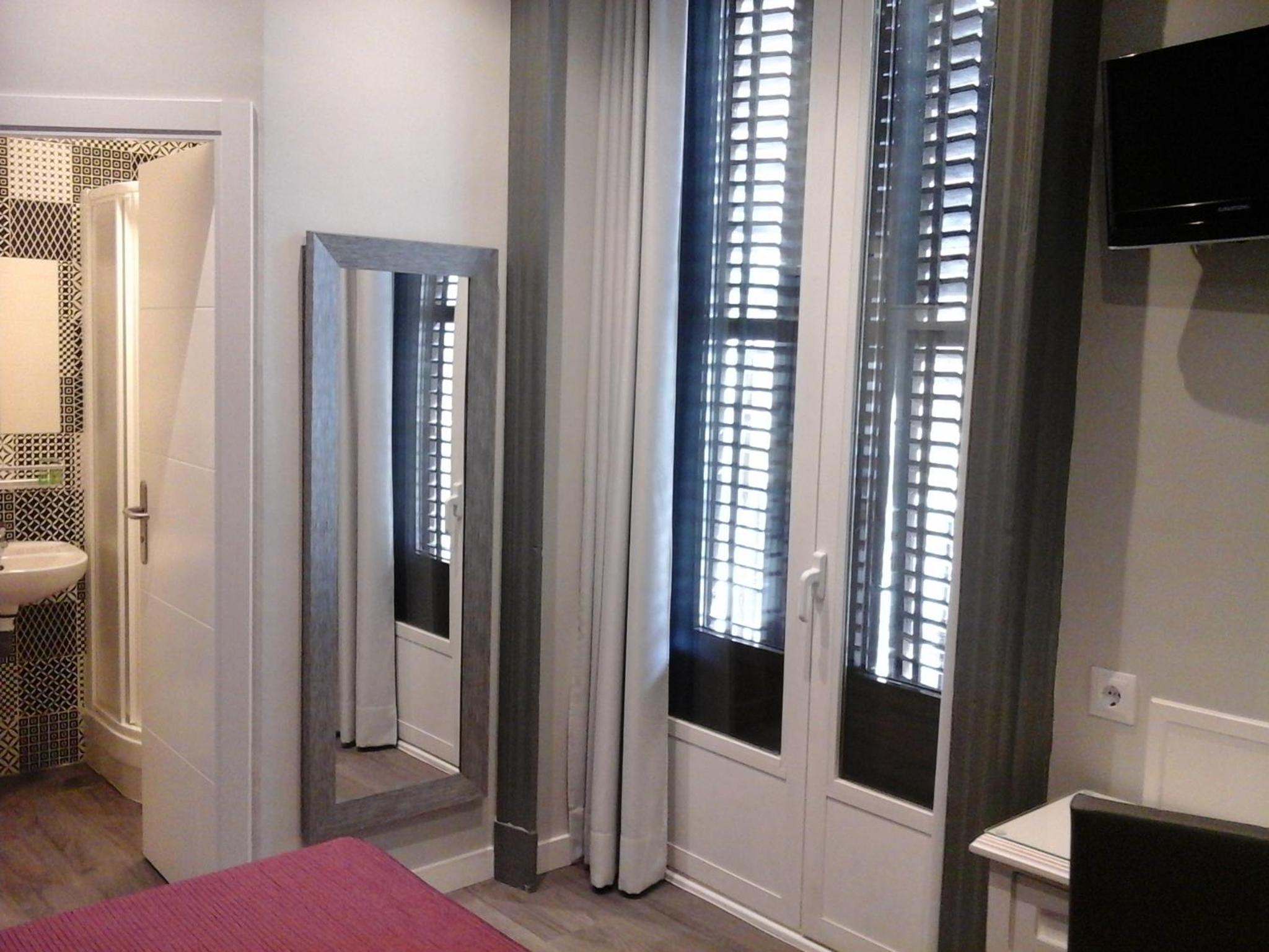 Twin Room - Photo 10